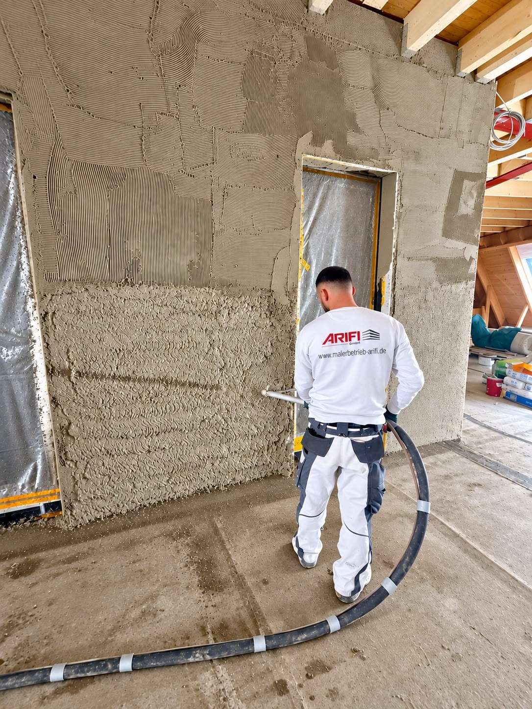 Handwerker bei der Bearbeitung einer Putzfläche
