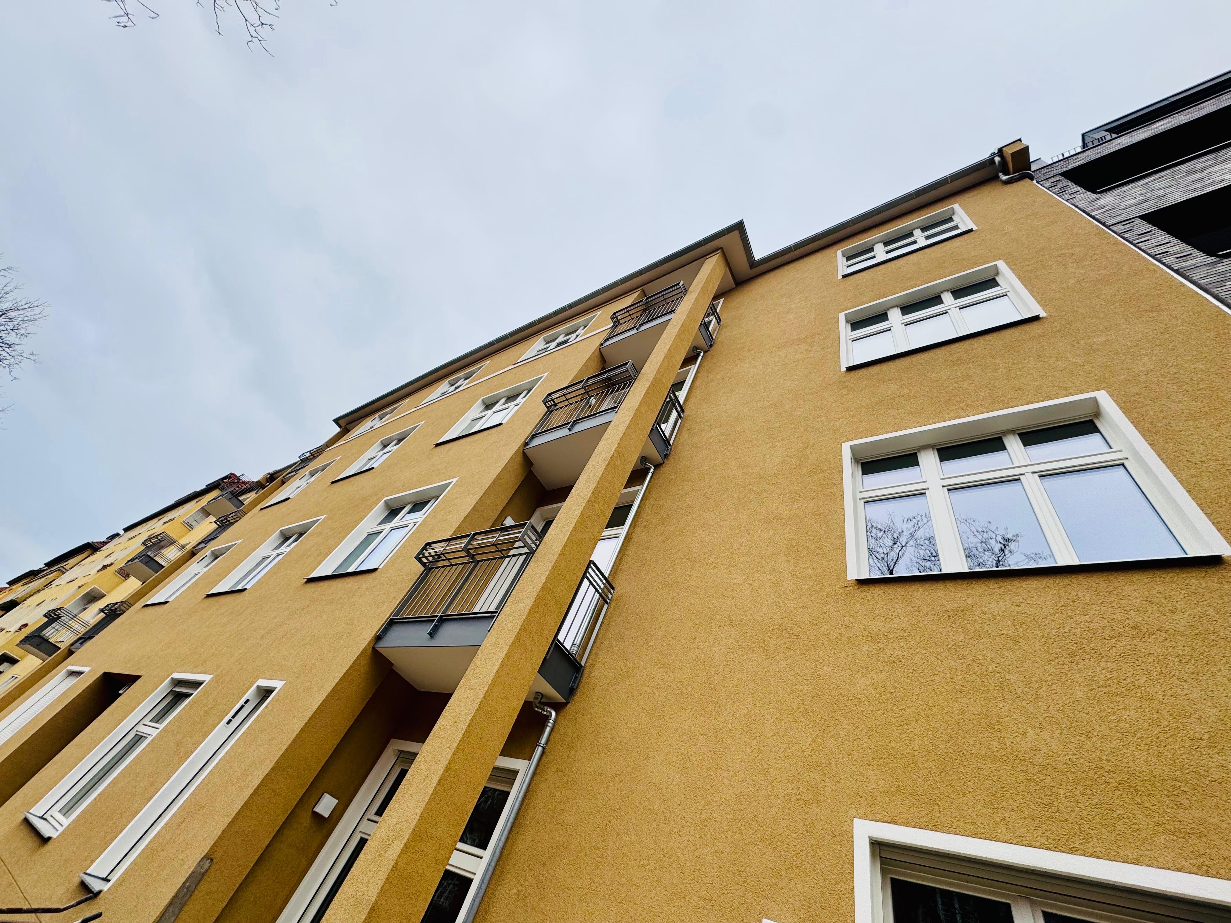 Deidesheimer Str. 8: Blick auf die Fassade mit Fenstern und Balkonen