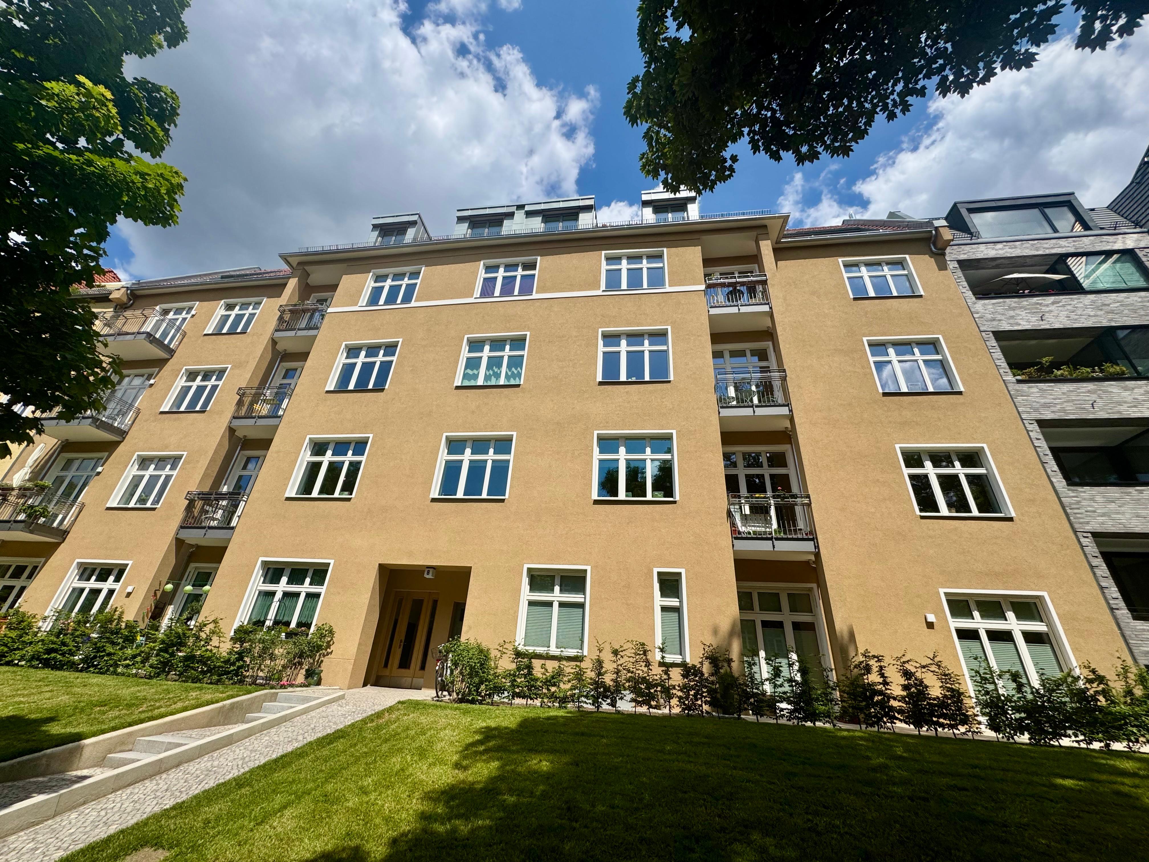 Deidesheimer Str. 8: Gesamtansicht des Gebäudes mit Garten