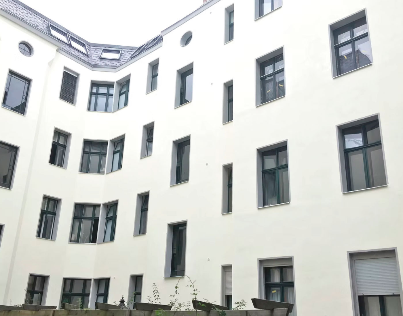 Helle Gebäudefassade mit Fenstern – Dickhardtstraße 48
