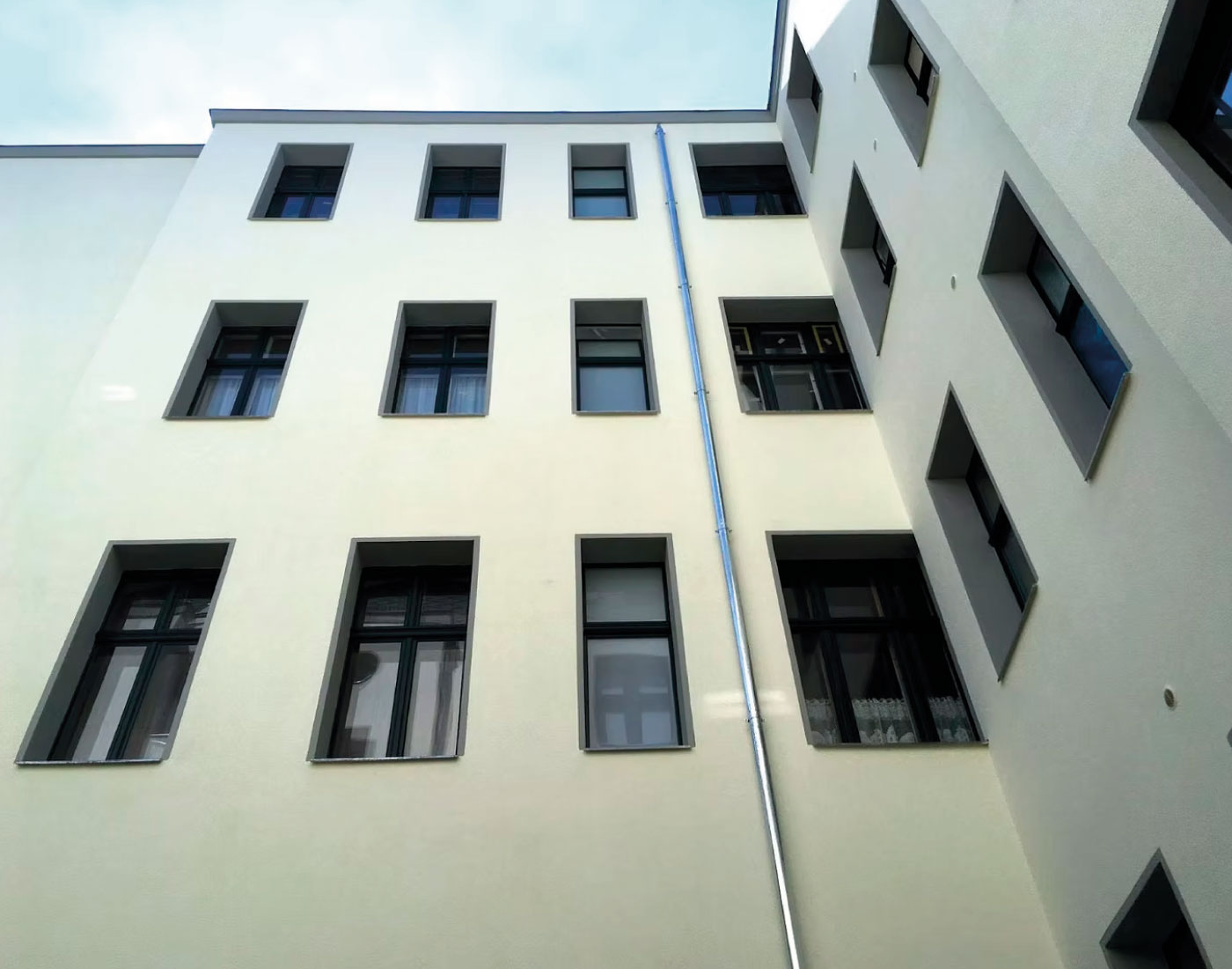 Helle Gebäudefassade mit Fenstern – Dickhardtstraße 48