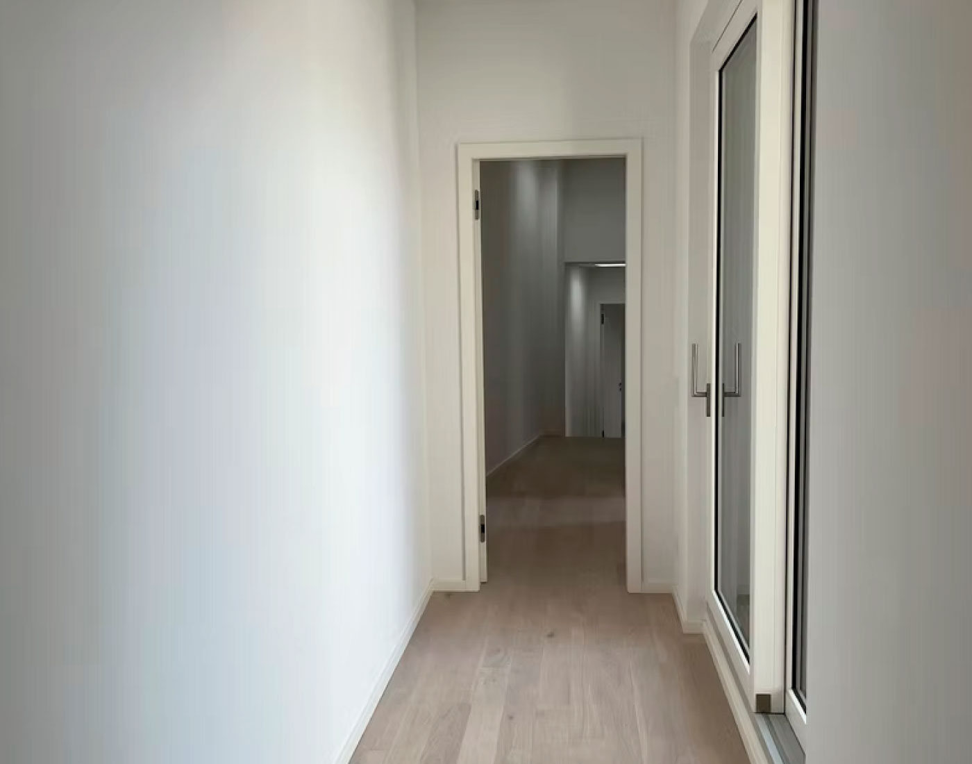 Innenraum mit Dachschräge und Holzfußboden – Essener Str. 23