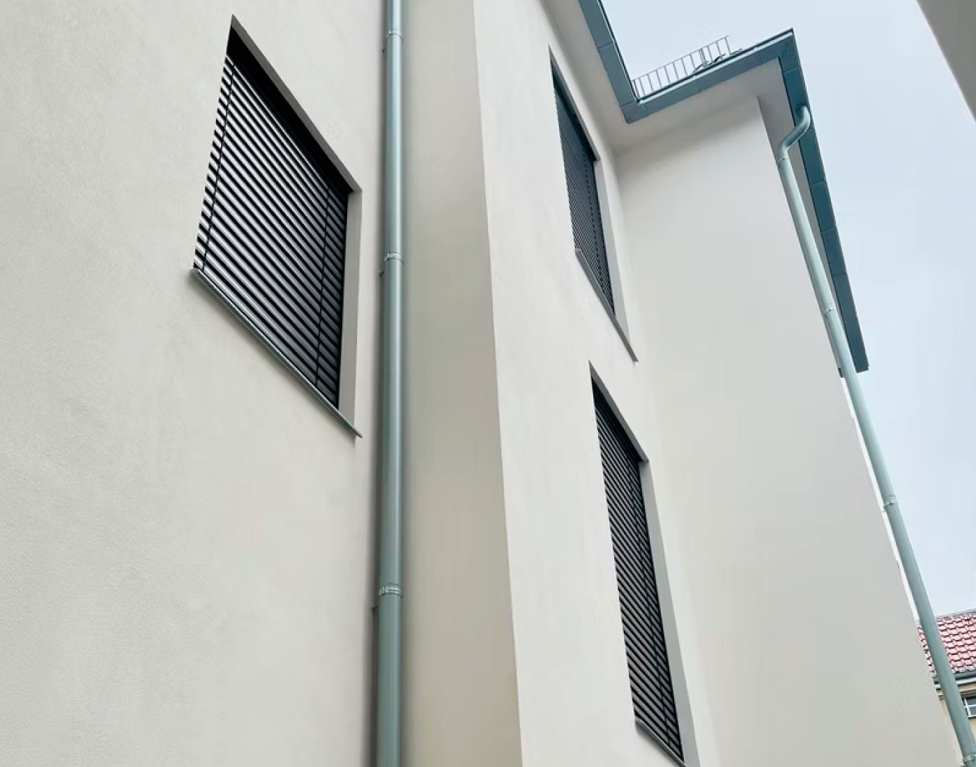 Detail einer Fassade mit Fenstern – Essener Str. 23