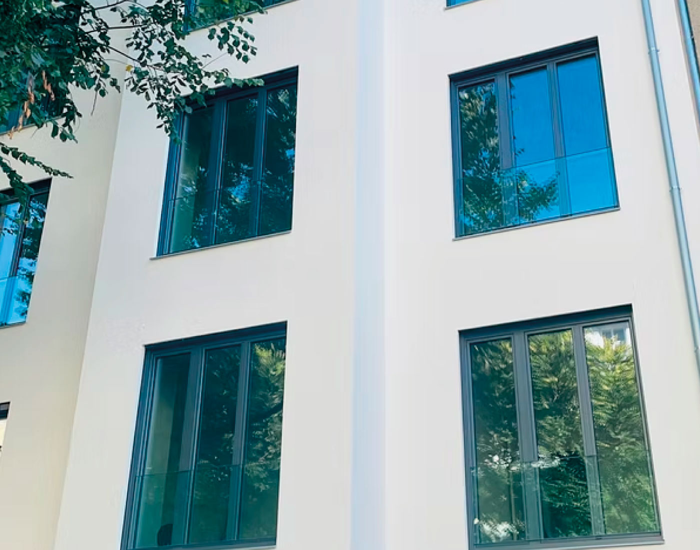 Detail einer Fassade mit Fenstern – Essener Str. 23