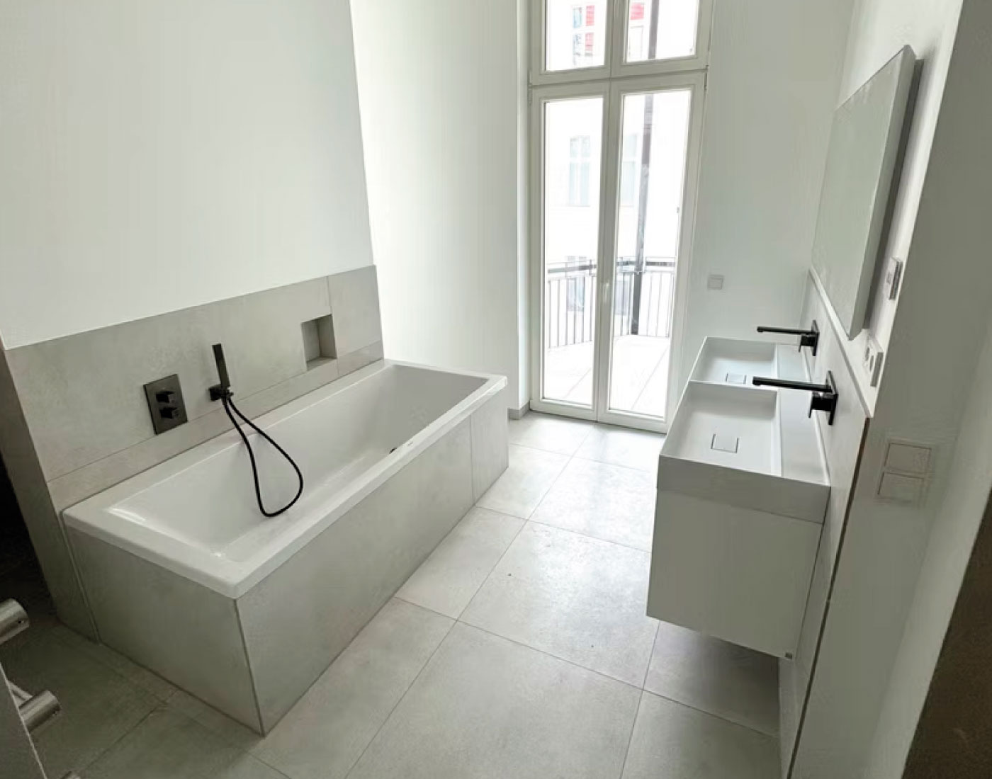 Badezimmer mit hellen Oberflächen und Sanitärobjekten – Grolmanstraße 52