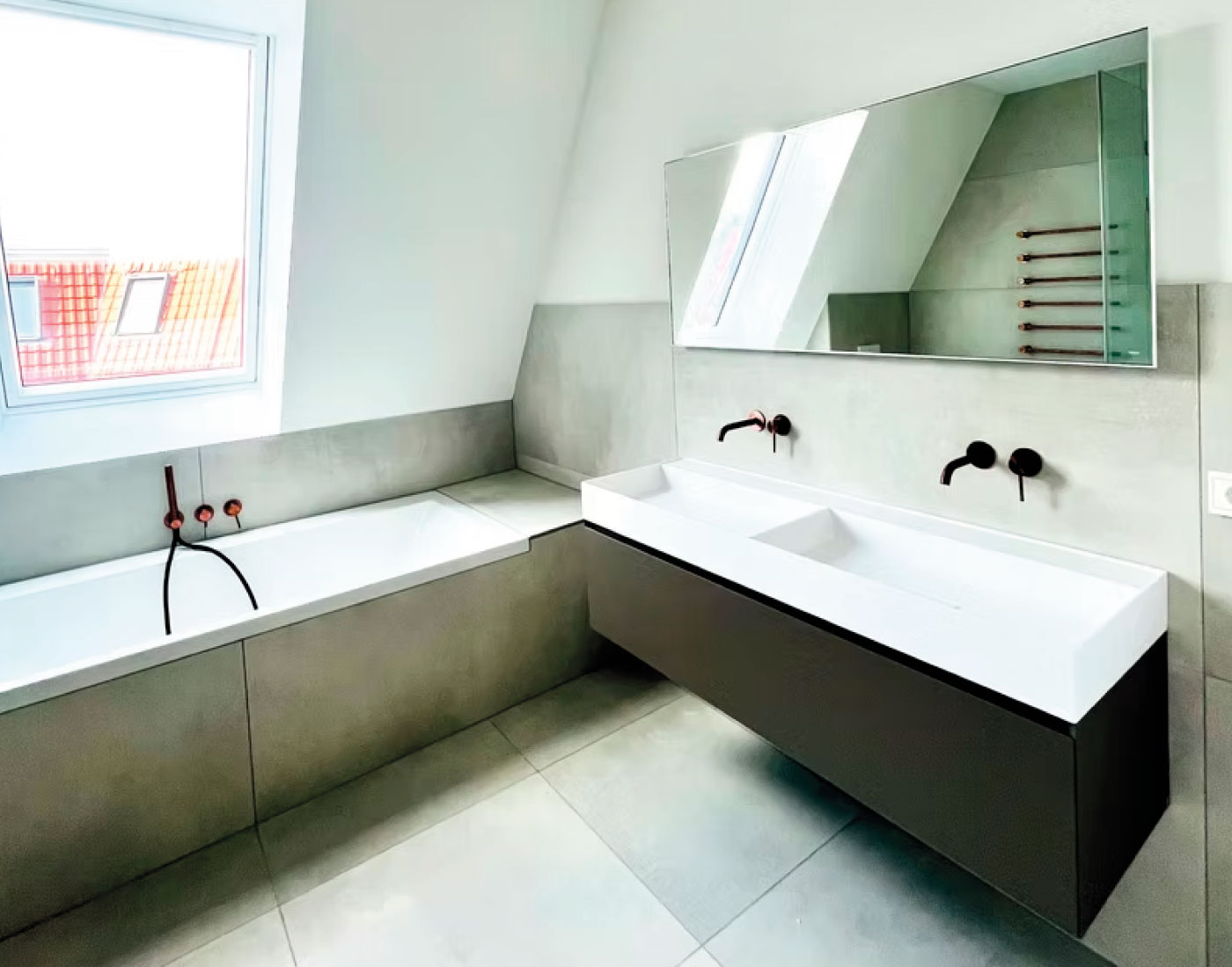 Badezimmer im Dachgeschoss mit Dachfenstern – Grolmanstraße 52