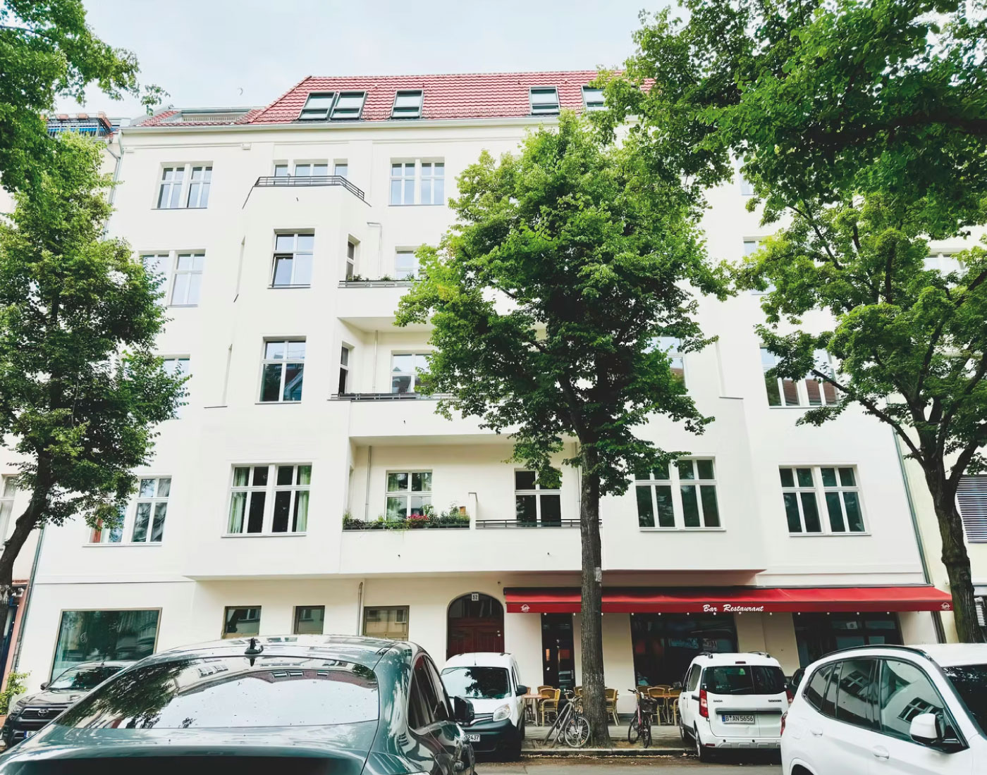 Gebäudefassade mit Fenstern und Balkonen – Grolmanstraße 52