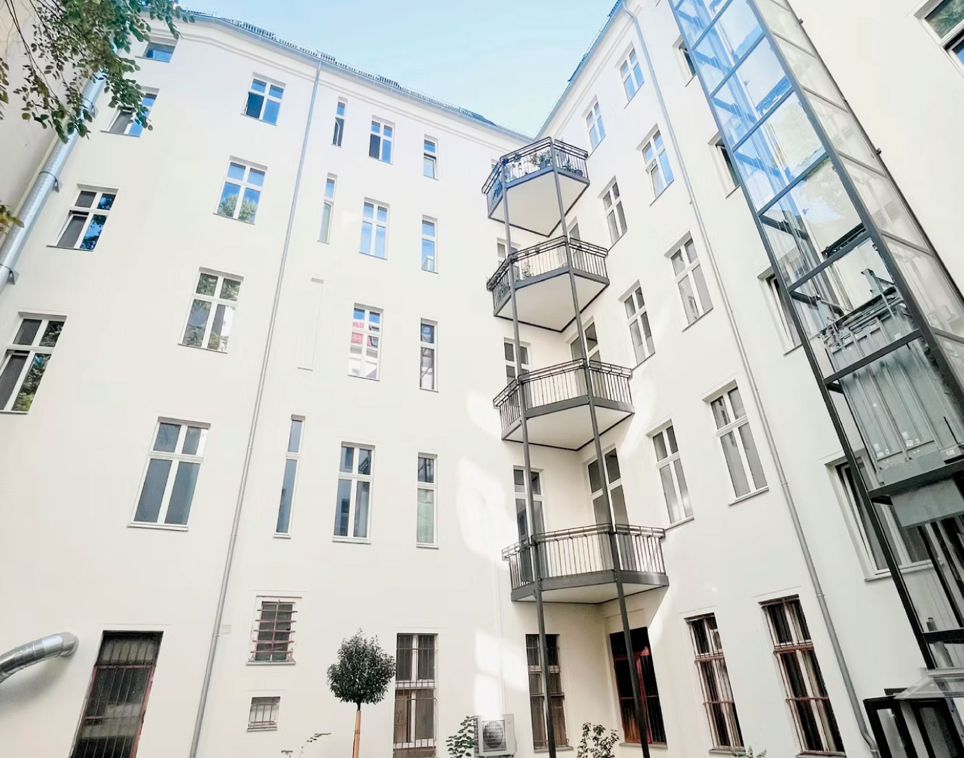 Helle Gebäudefassade mit Fenstern – Grolmanstraße 52