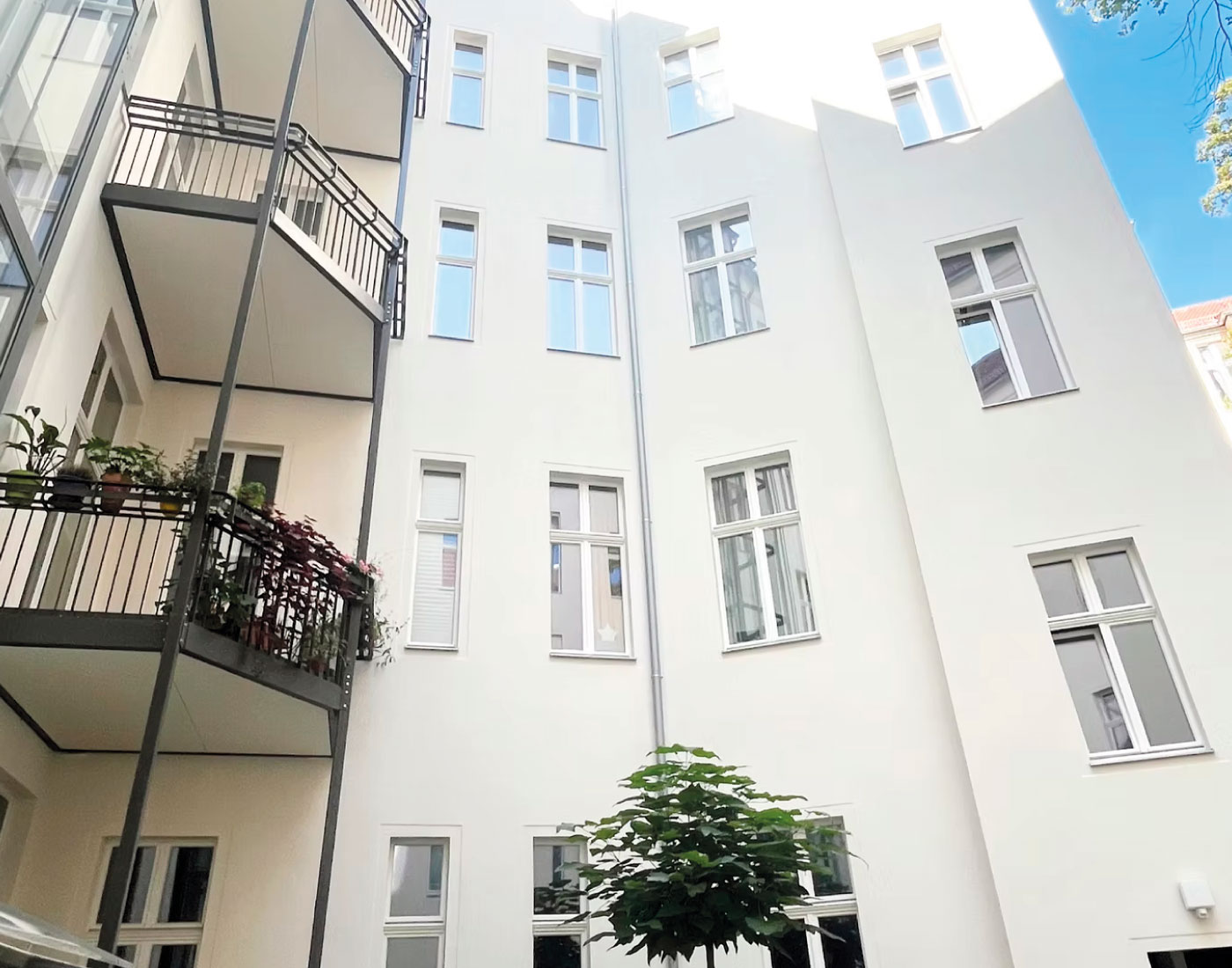 Helle Gebäudefassade mit Fenstern – Grolmanstraße 52