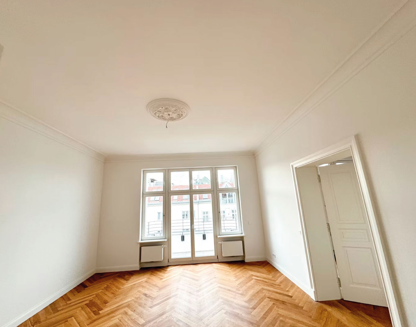 Heller Innenraum mit Holzfußboden und weißen Wandflächen – Grolmanstraße 52