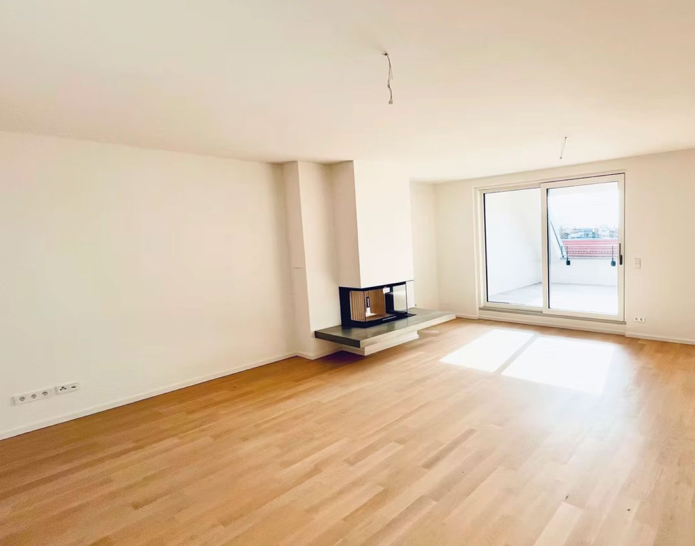 Heller Innenraum mit Kamin und Holzfußboden – Grolmanstraße 52