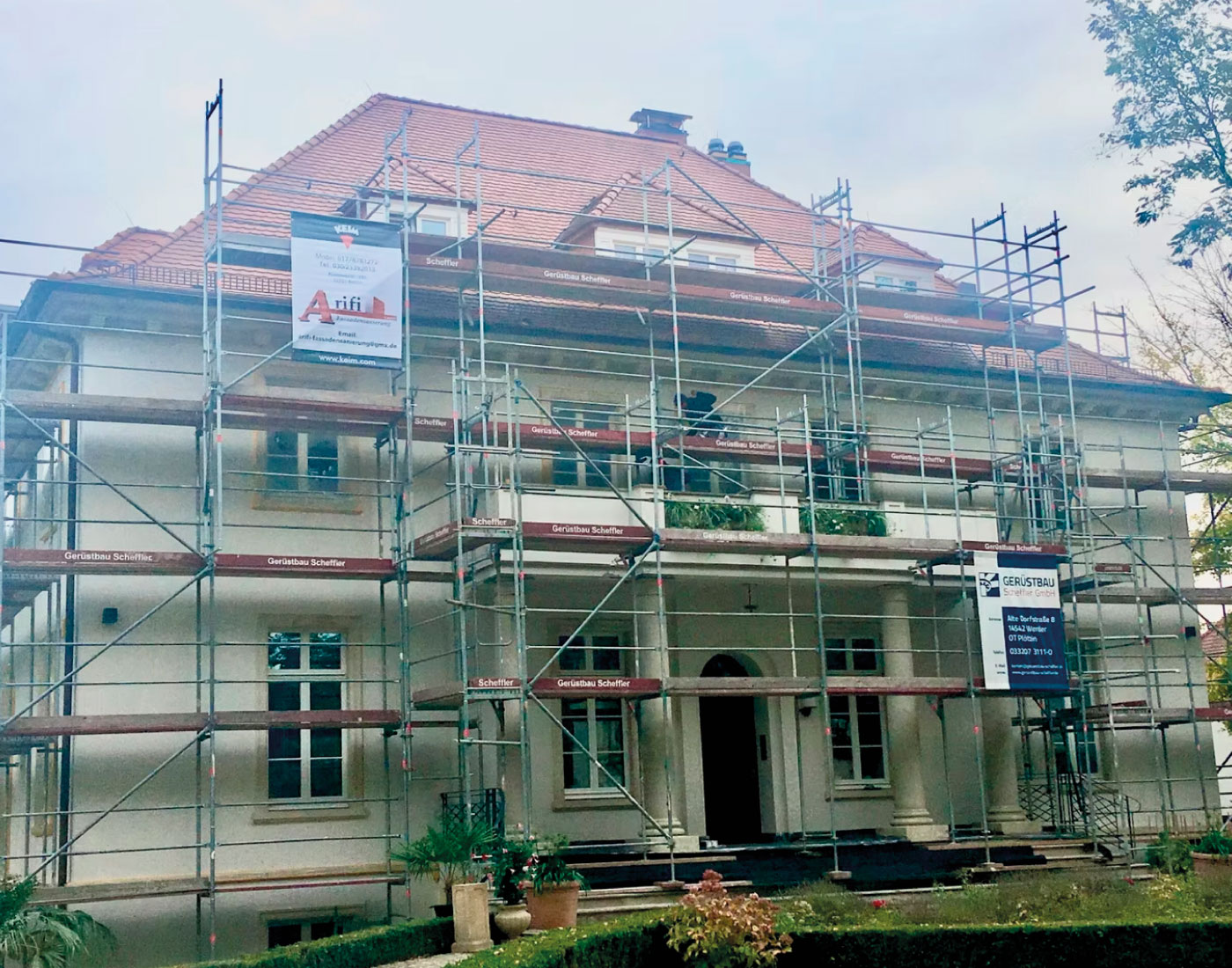Gebäudefassade mit Baugerüst – Karl‑Marx‑Straße 25
