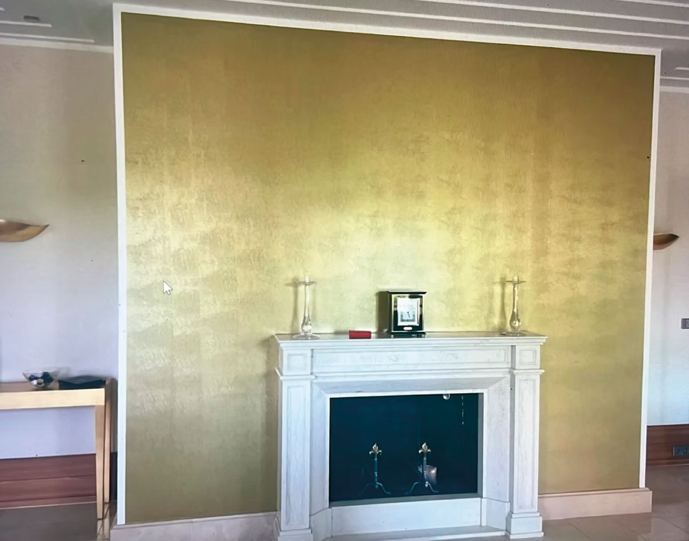 Kamin vor einer goldfarben gestalteten Wand – Karl‑Marx‑Straße 25