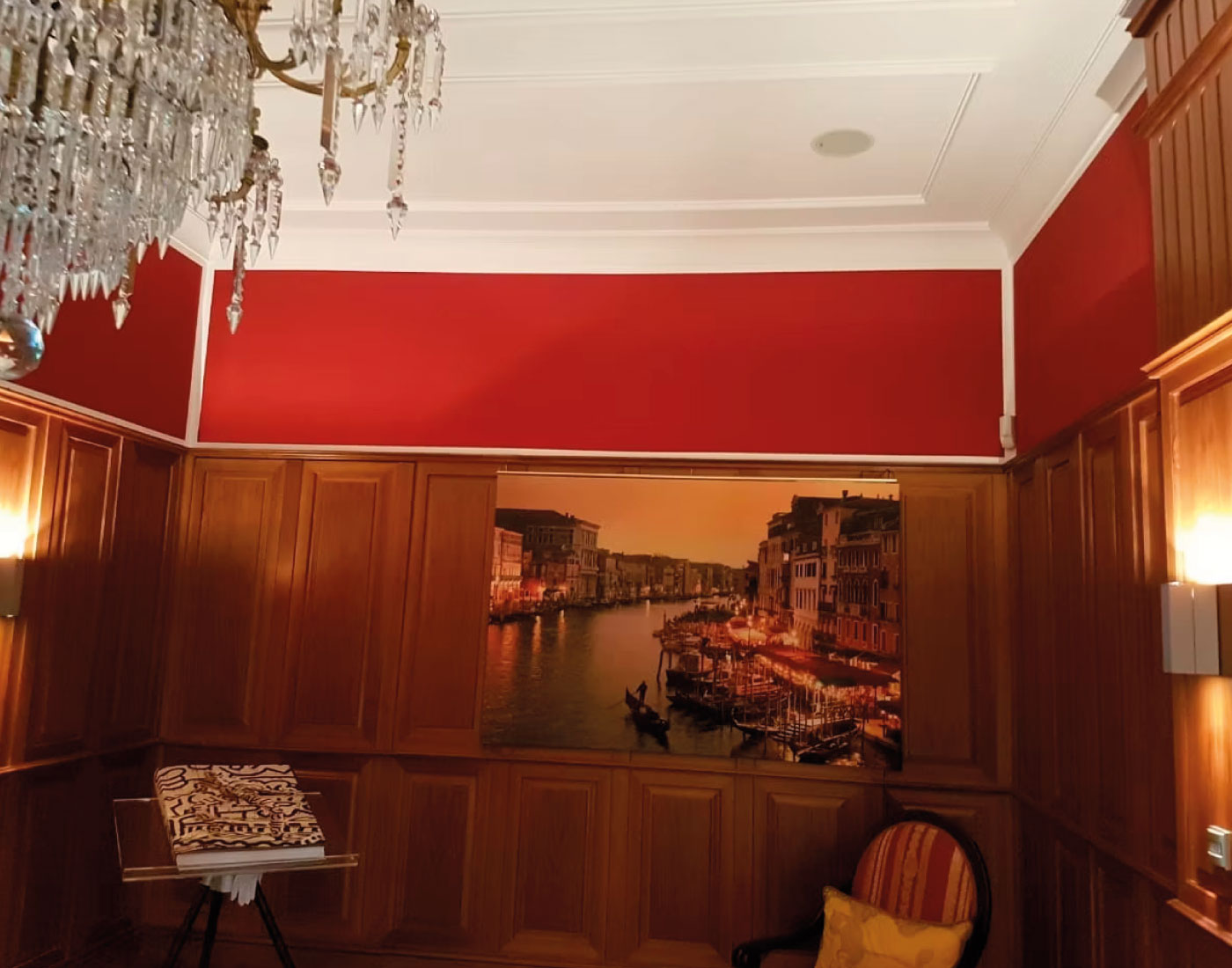 Innenraum mit roter Wandgestaltung und Holzverkleidung – Karl‑Marx‑Straße 25