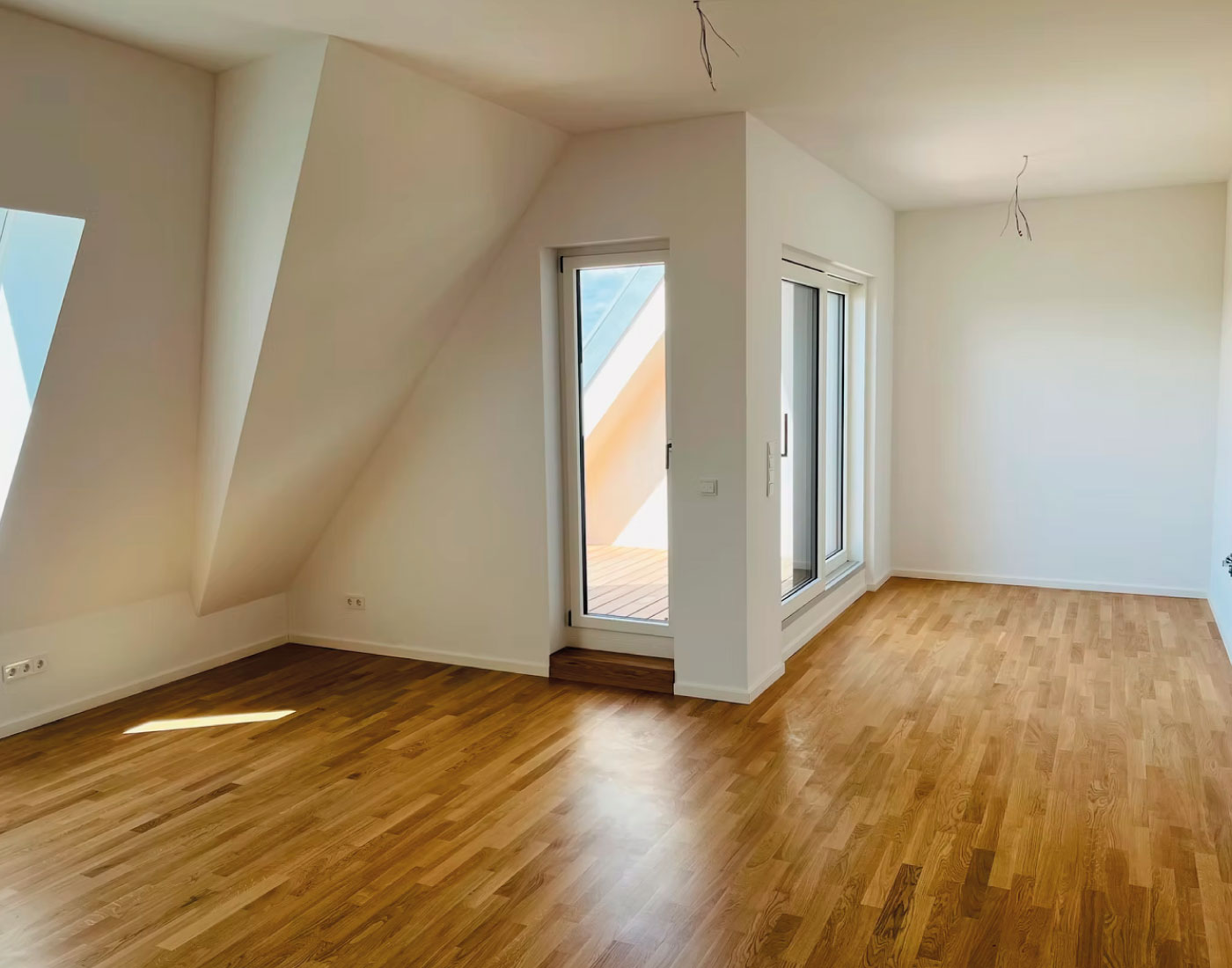 Innenraum mit Dachschräge und Holzfußboden – Kiehlufer 57/59