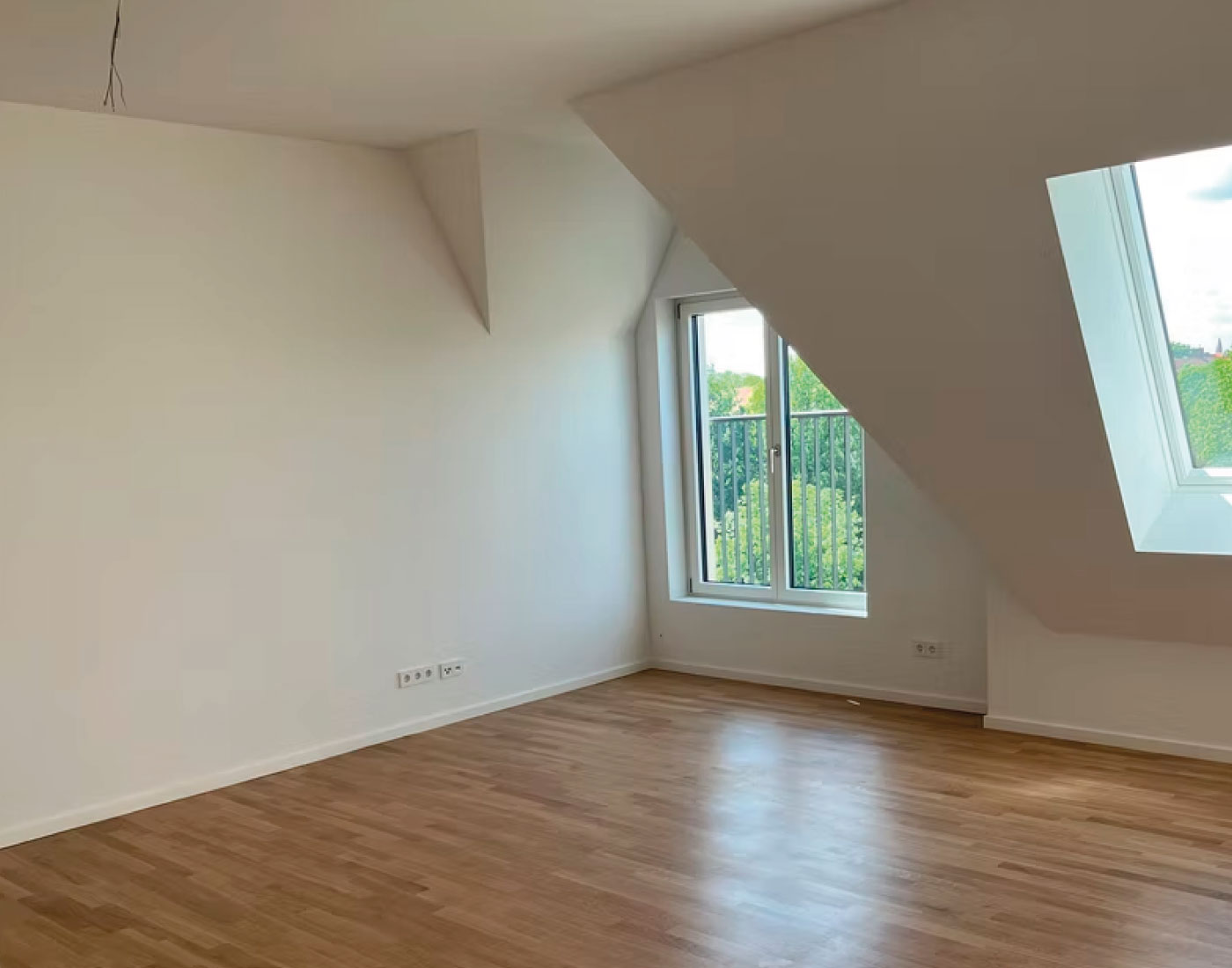 Innenraum mit Dachschräge und Holzfußboden – Kiehlufer 57/59