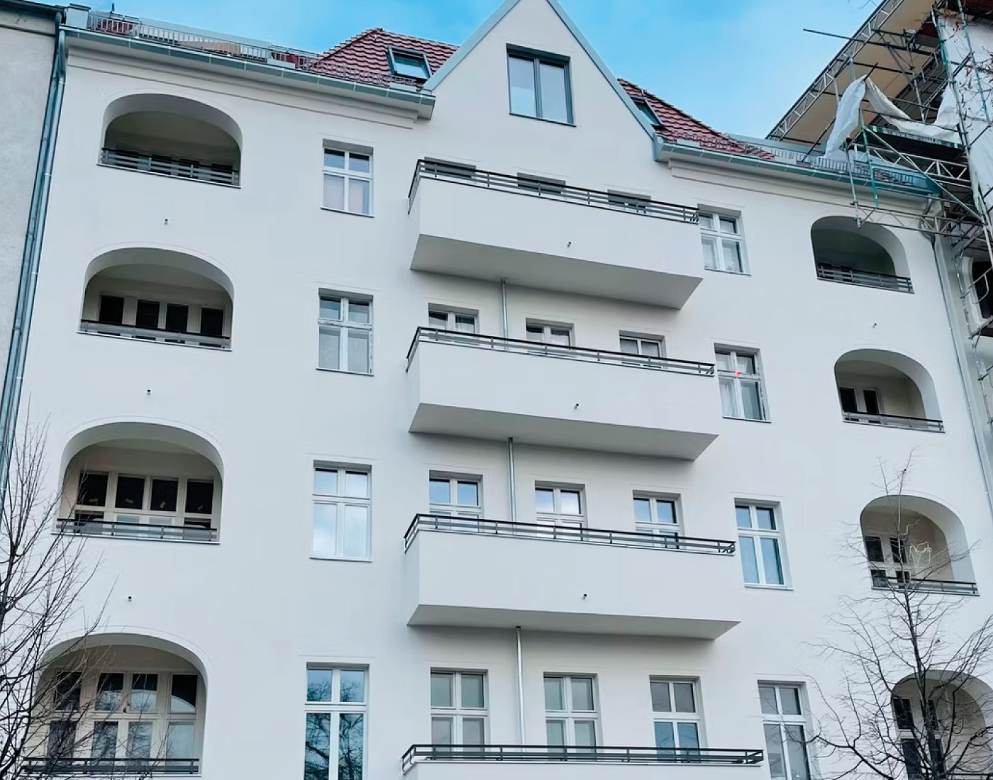 Gebäudefassade mit Fenstern und Balkonen – Kiehlufer 57/59