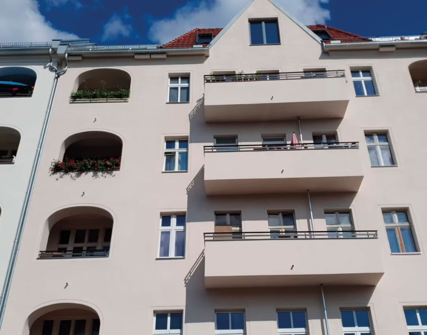 Gebäudefassade mit Fenstern und Balkonen – Kiehlufer 57/59