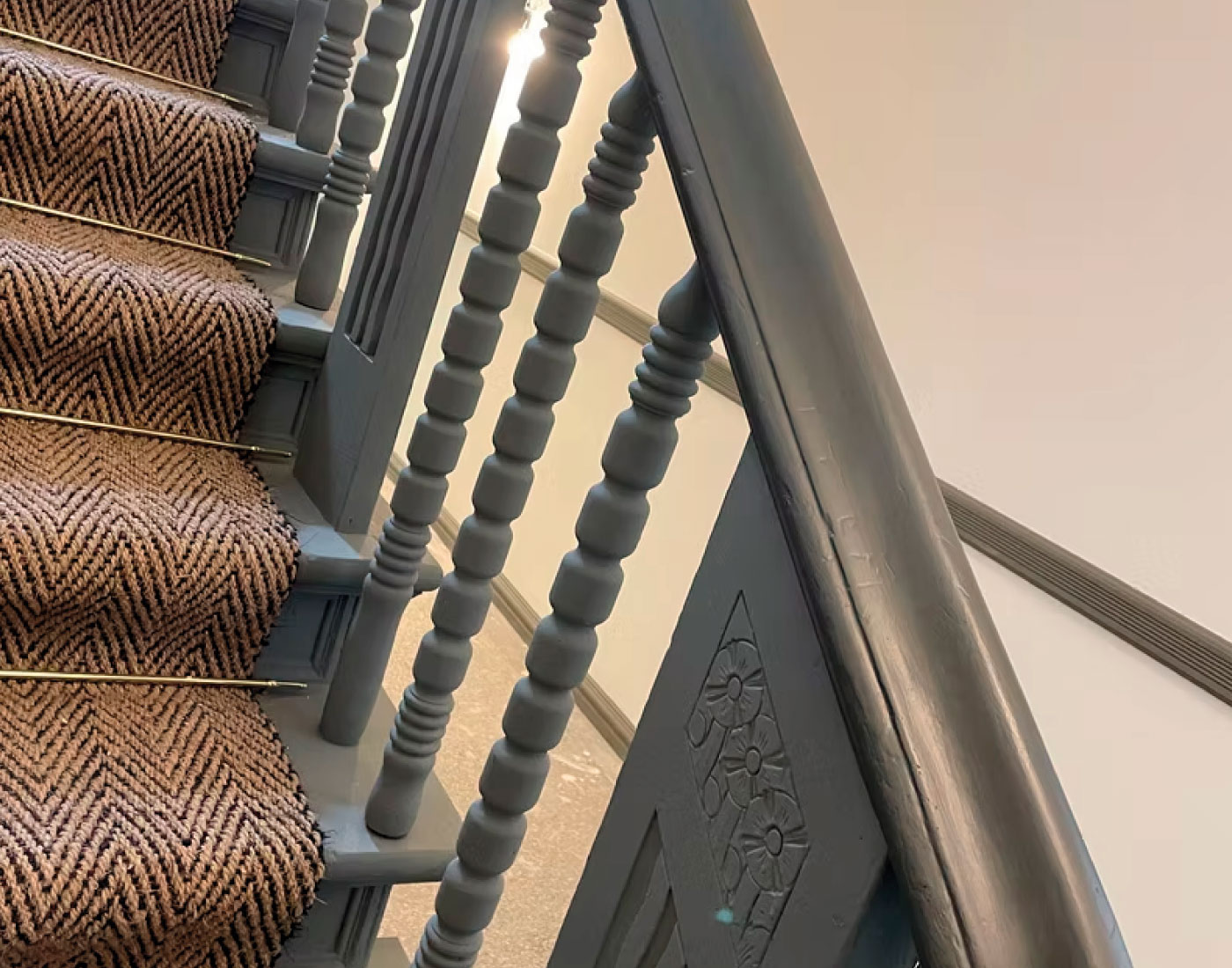 Detail eines Treppengeländers mit Holzhandlauf – Kiehlufer 57/59