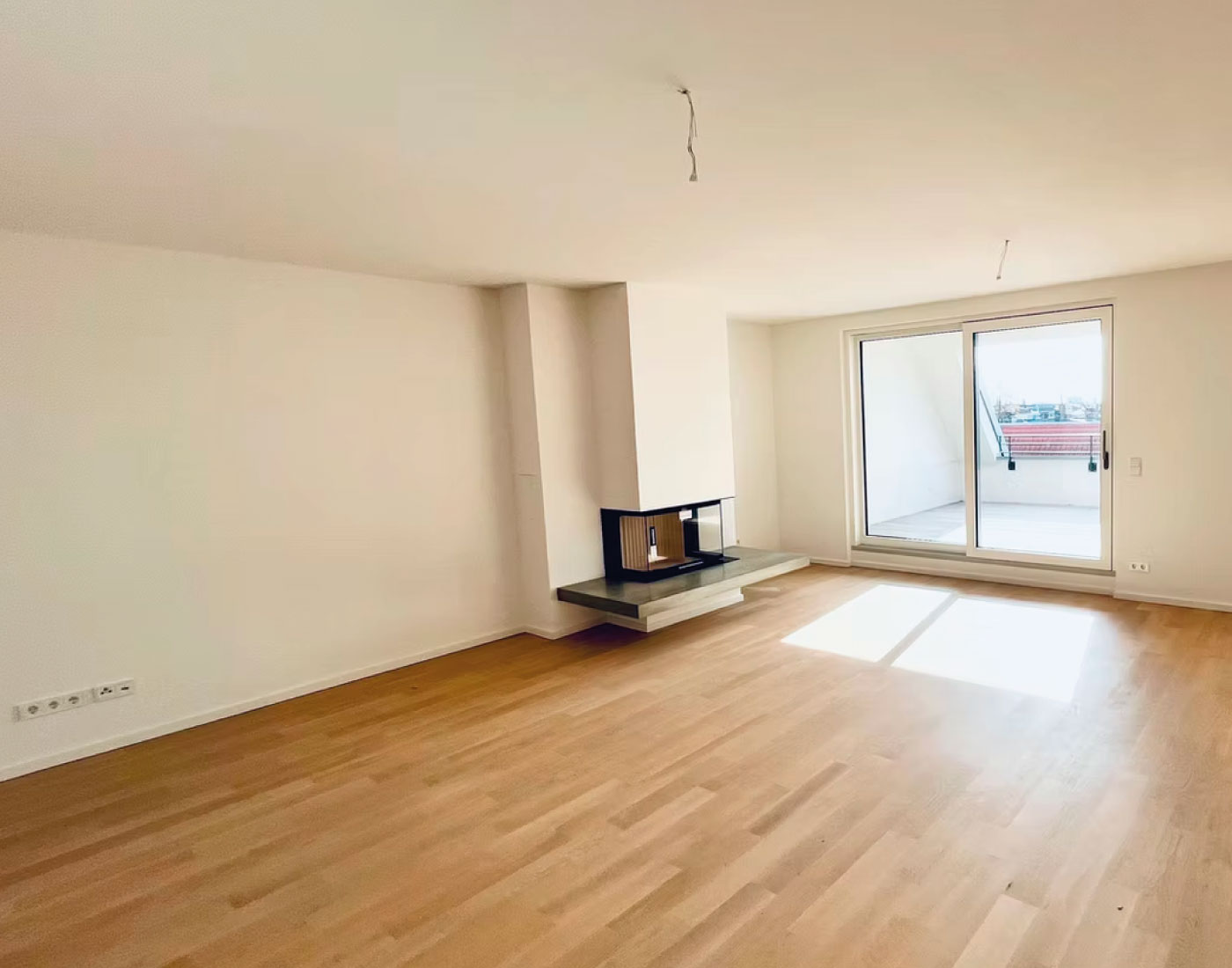 Heller Innenraum mit Kamin und Holzfußboden – Kiehlufer 57/59