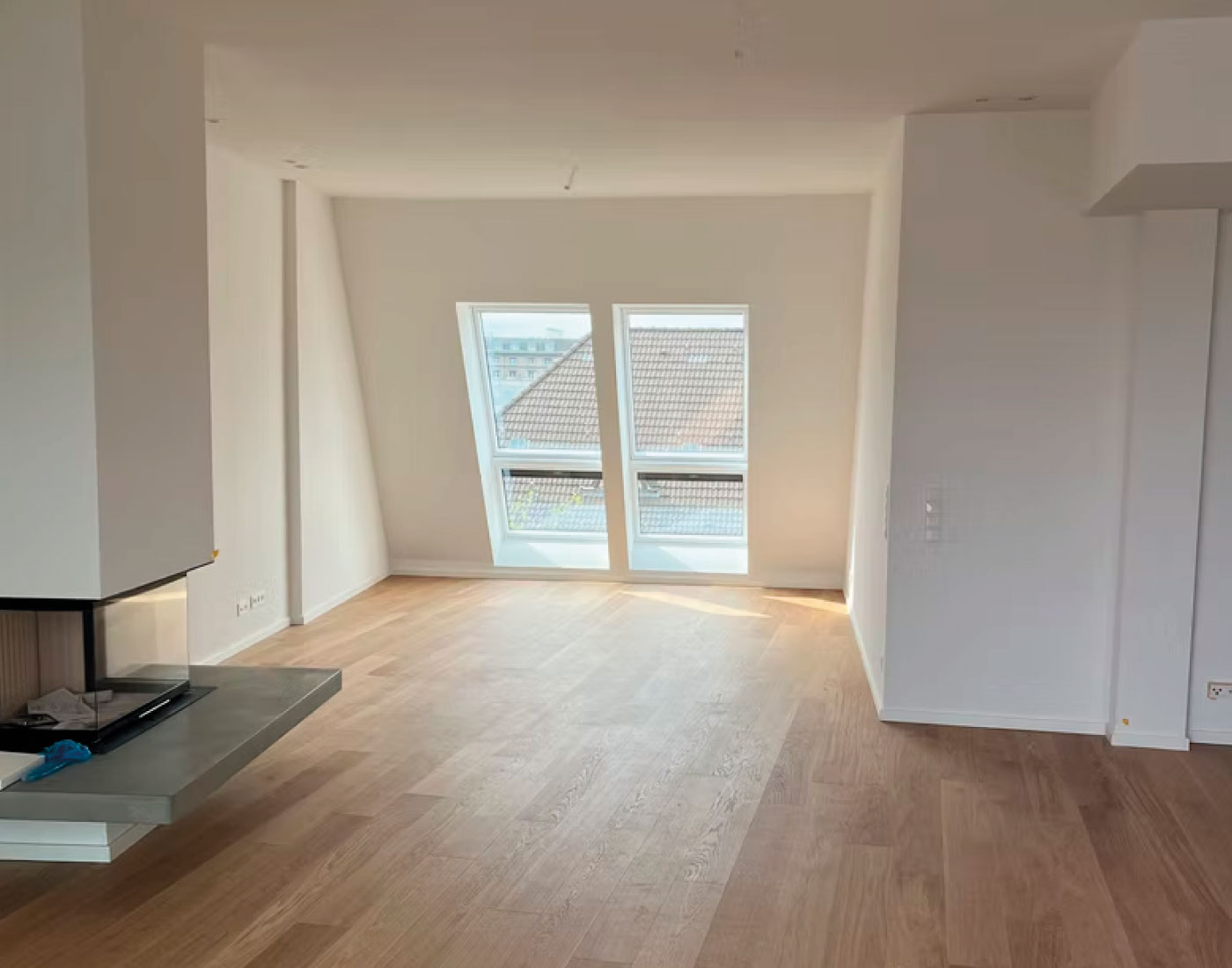 Heller Innenraum mit Kamin und Holzfußboden – Kiehlufer 57/59