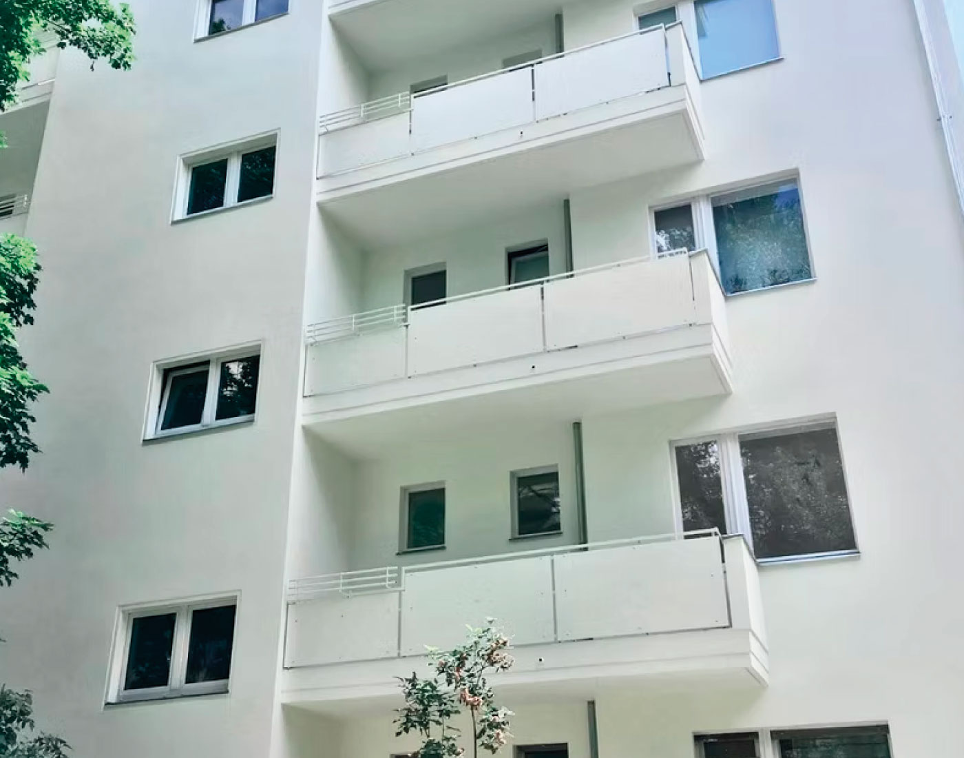 Gebäudefassade mit mehreren Fensterachsen – Landshuter Str. 7