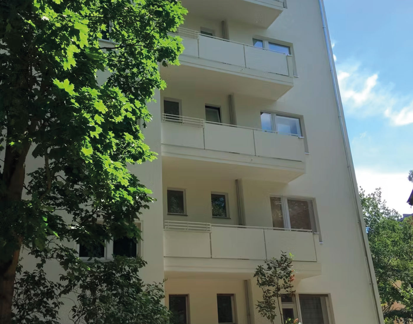 Gebäudefassade mit mehreren Fensterachsen – Landshuter Str. 7
