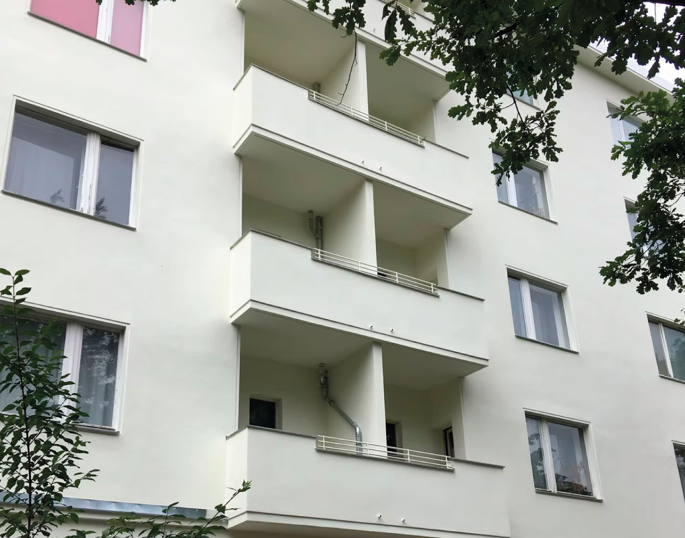 Gebäudefassade mit mehreren Fensterachsen – Landshuter Str. 7
