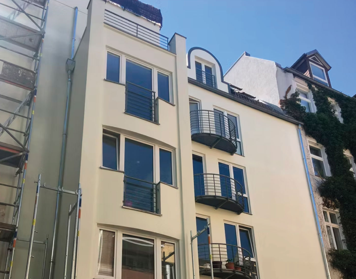 Helle Gebäudefassade mit Fenstern – Landshuter Str. 7