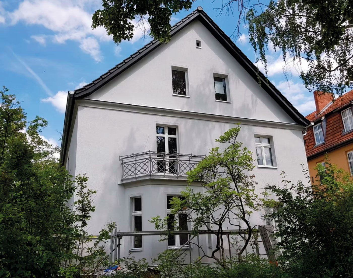 Giebelfassade mit Fenstern und Balkon – Mariannenstraße 26