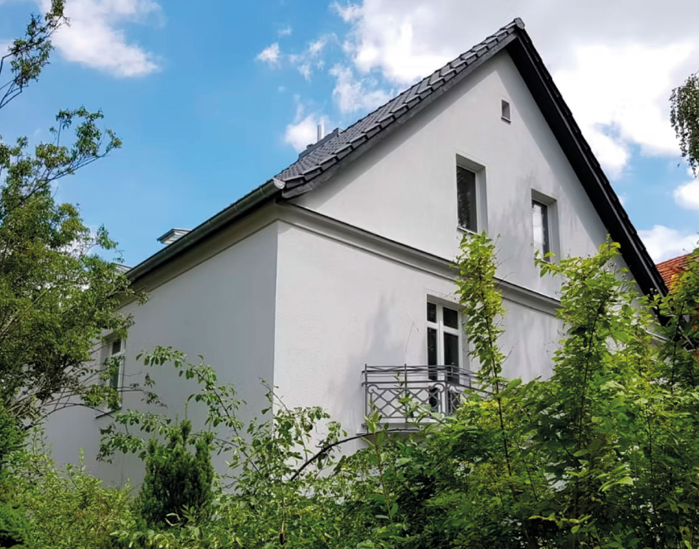 Giebelfassade mit Fenstern und Balkon – Mariannenstraße 26