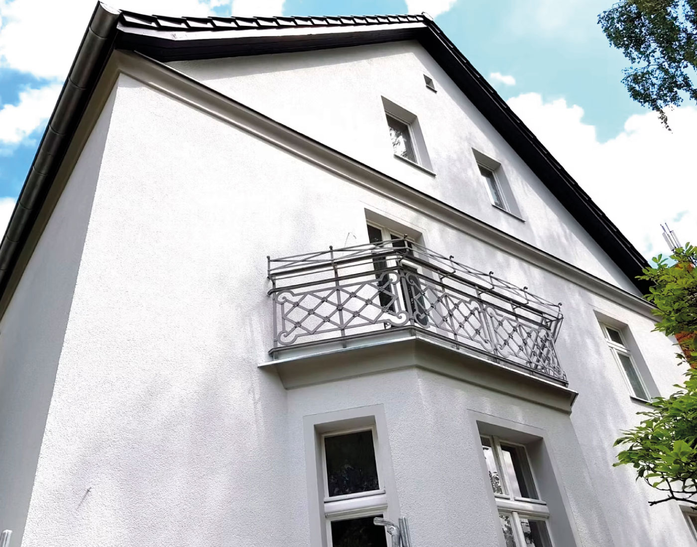 Giebelfassade mit Fenstern und Balkon – Mariannenstraße 26