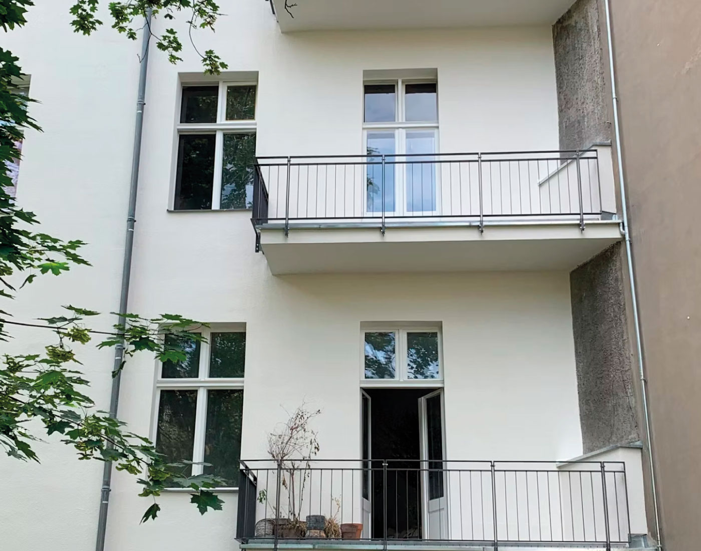 Balkone und Fenster an der Gebäudefassade – Motzstraße 28