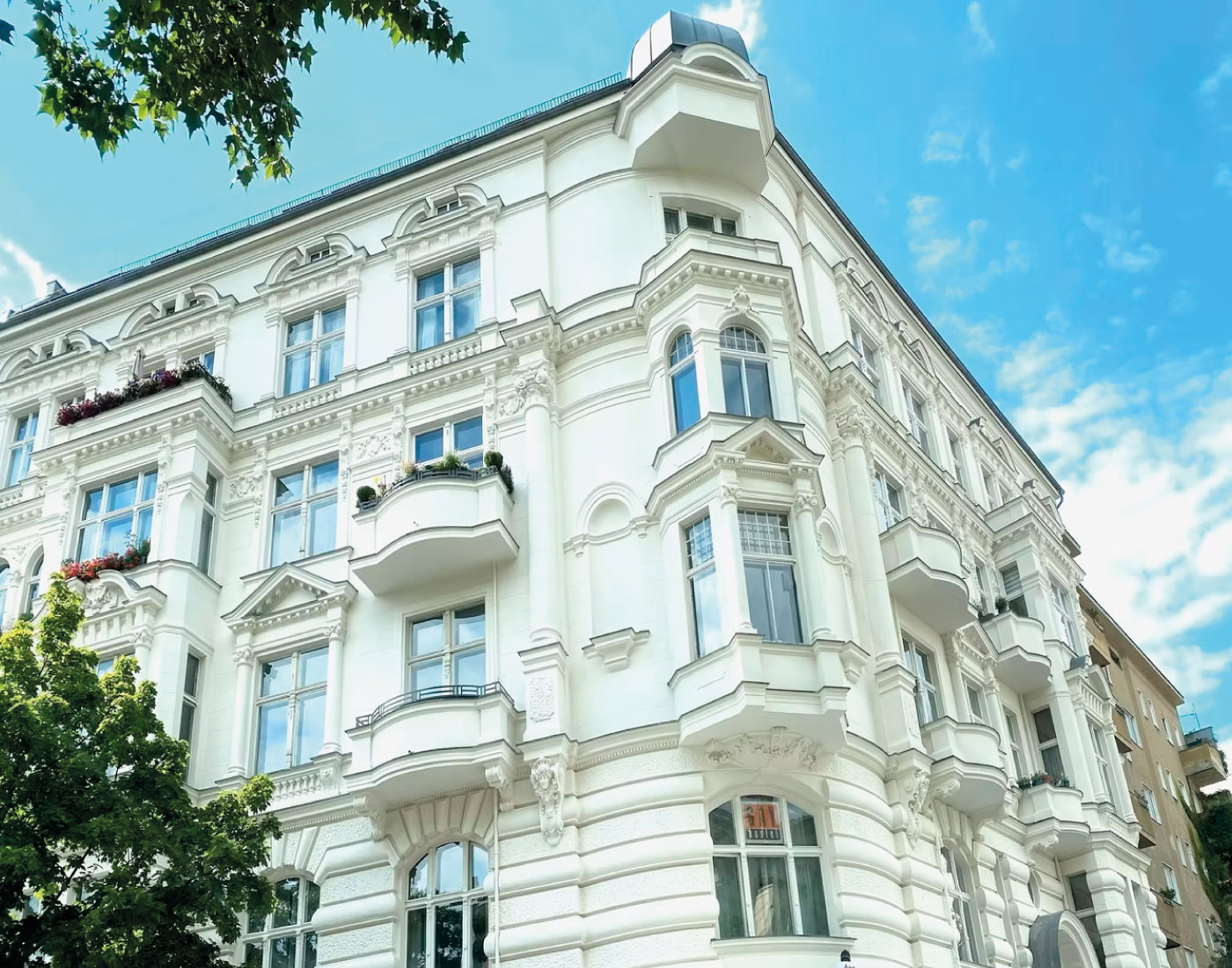 Gebäudefassade mit Fenstern und Balkonen – Motzstraße 28
