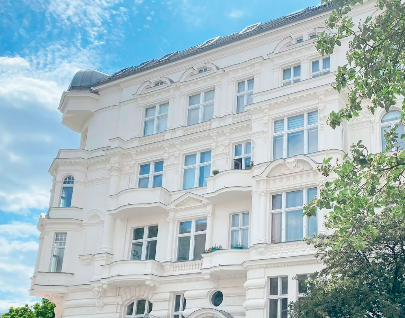 Gebäudefassade mit Fenstern und Balkonen – Motzstraße 28