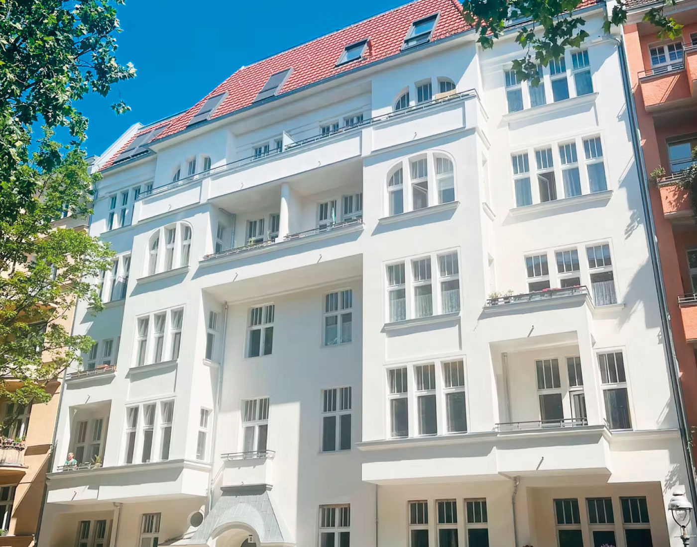 Gebäudefassade mit Fenstern und Balkonen – Riehlstraße 13