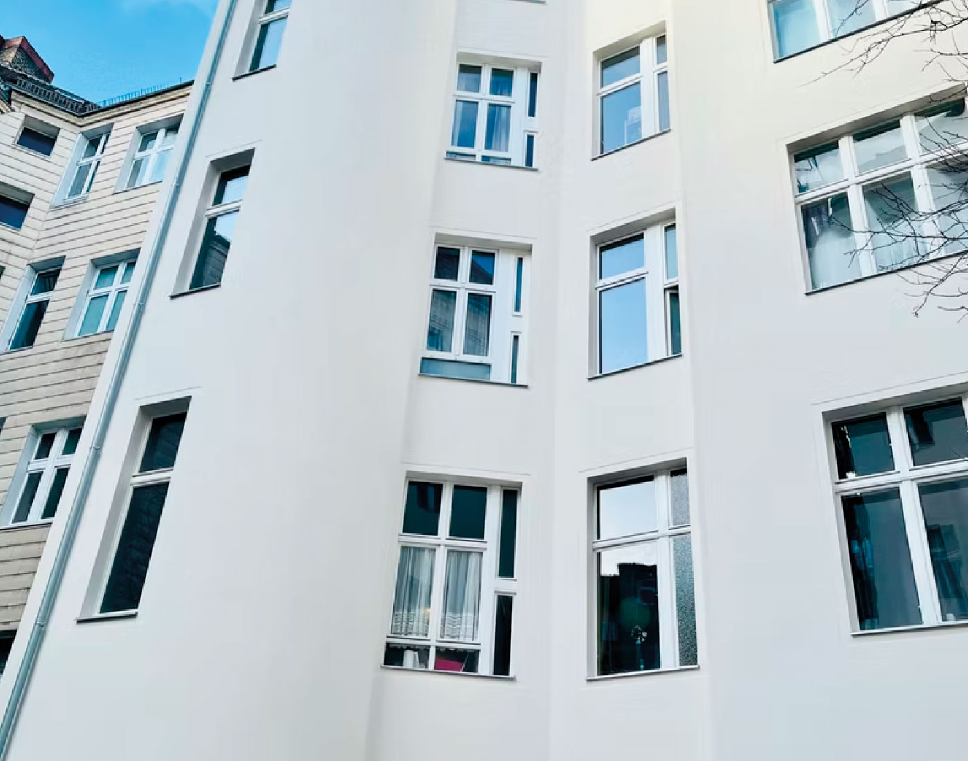 Gebäudefassade mit Fenstern und Balkonen – Riehlstraße 13