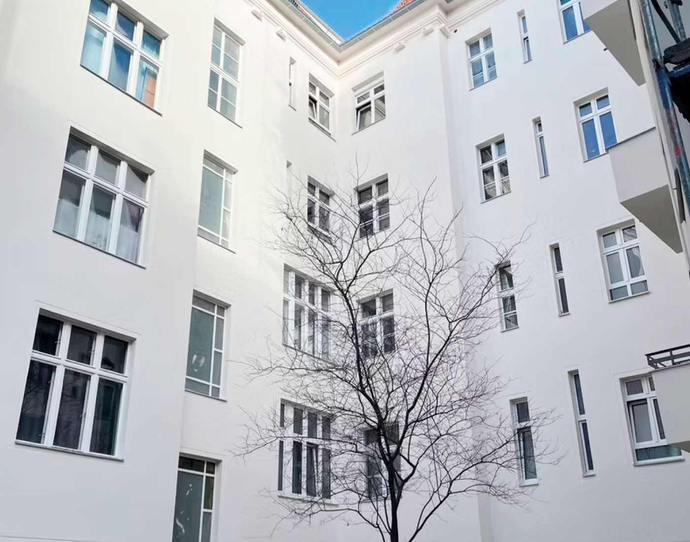 Gebäudefassade mit Fenstern und Balkonen – Riehlstraße 13