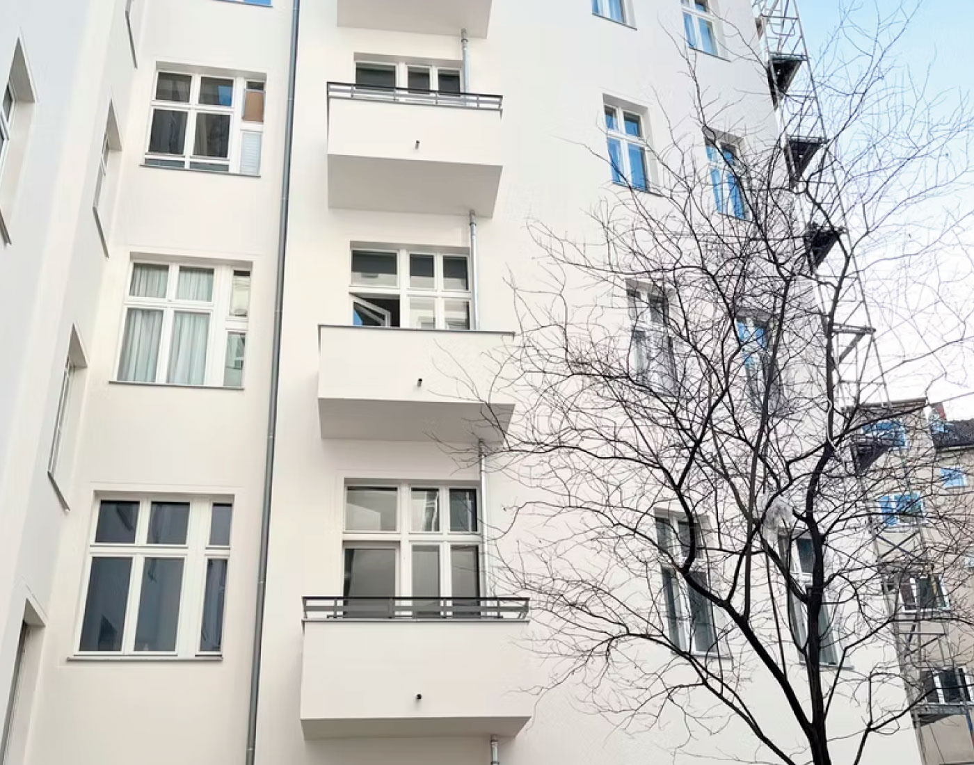 Gebäudefassade mit mehreren Fensterachsen – Riehlstraße 13