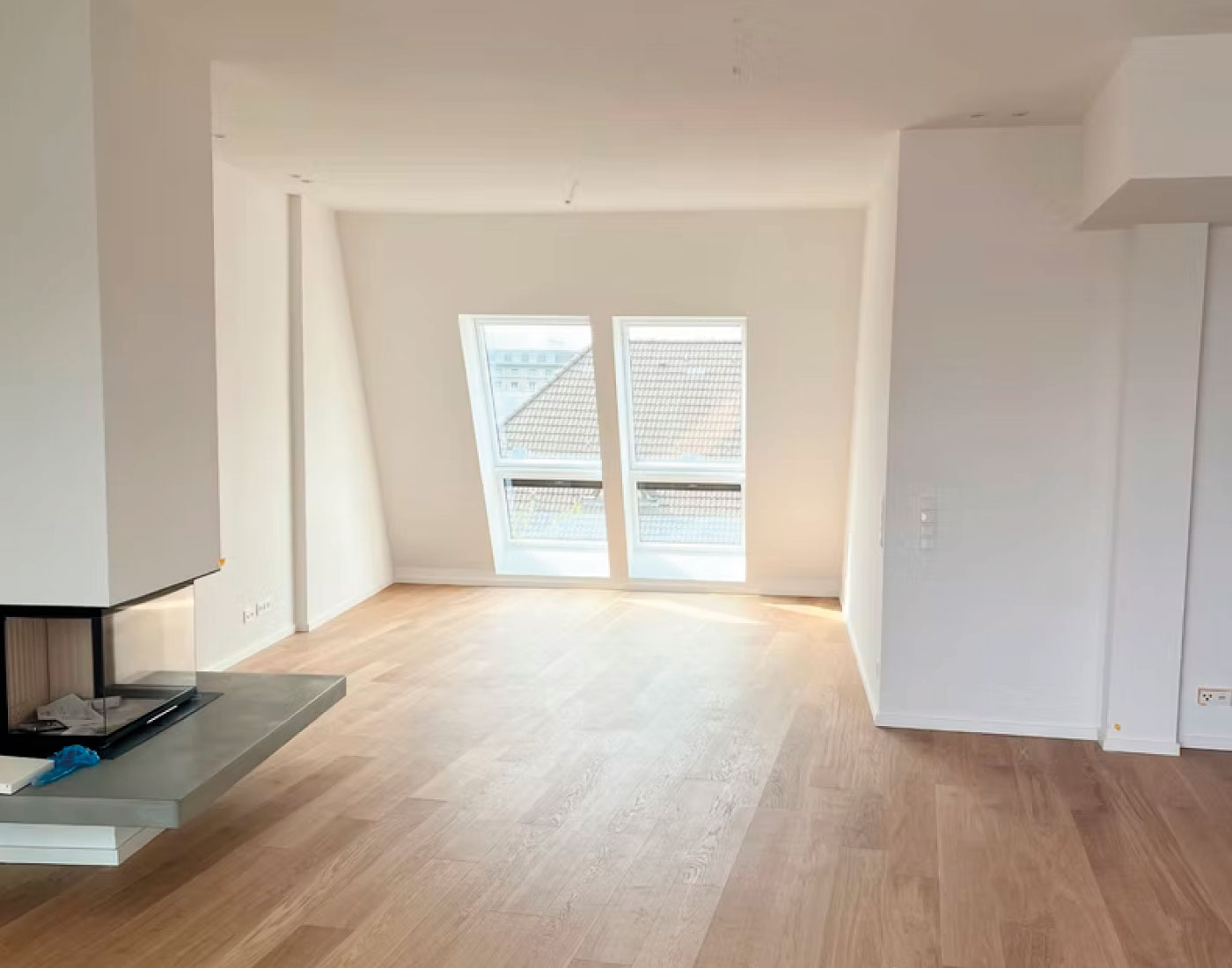 Heller Innenraum mit Kamin und Holzfußboden – Riehlstraße 13
