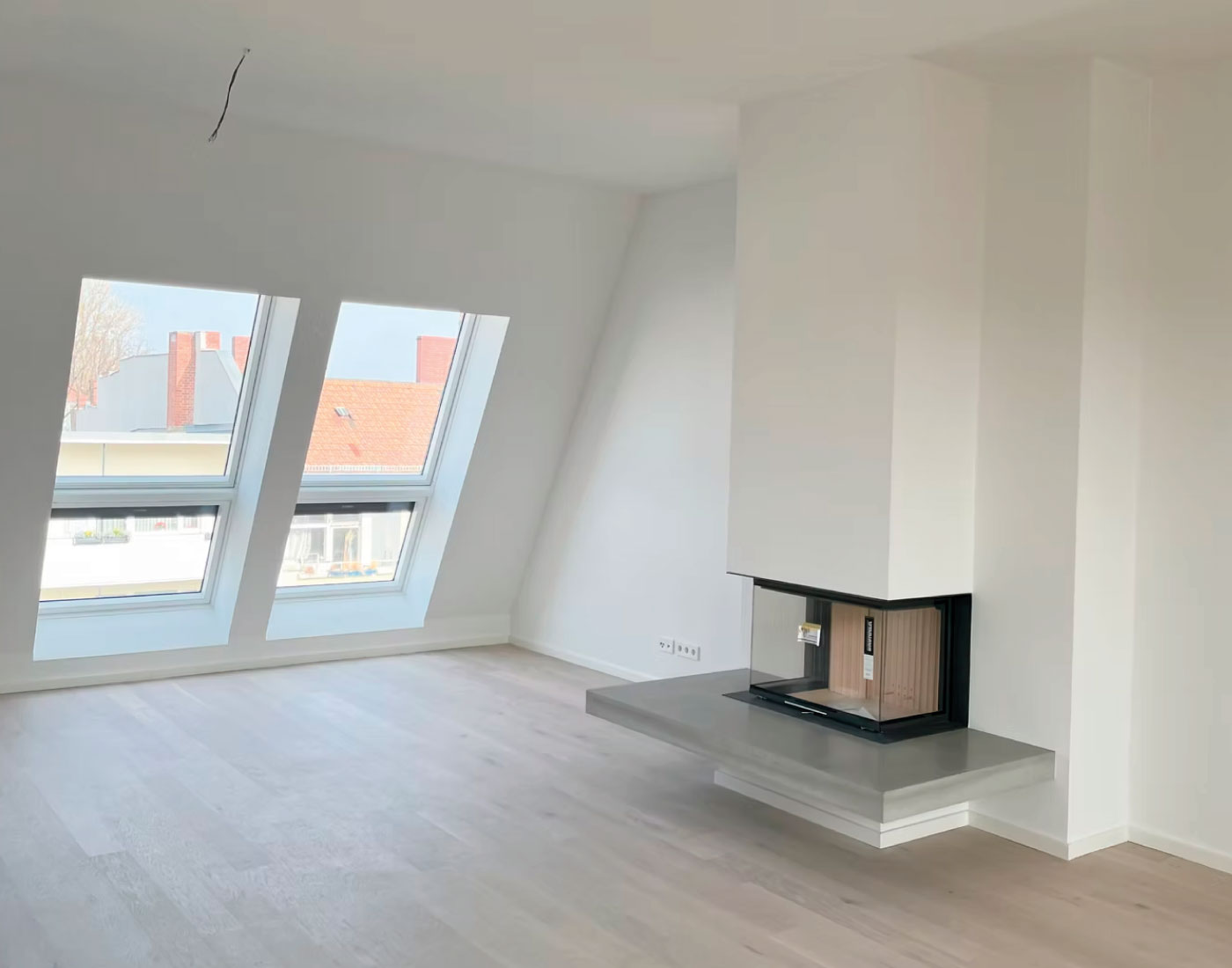 Heller Innenraum mit Kamin und Holzfußboden – Riehlstraße 13