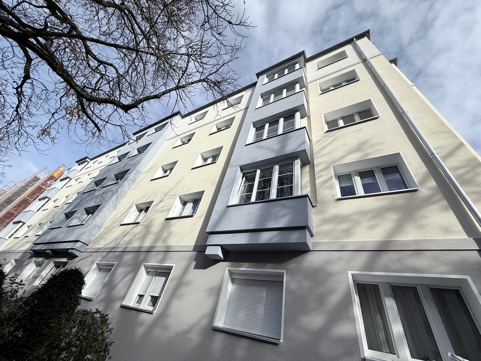 Seesener Str. 25: Blick auf die Fassade und Fenster