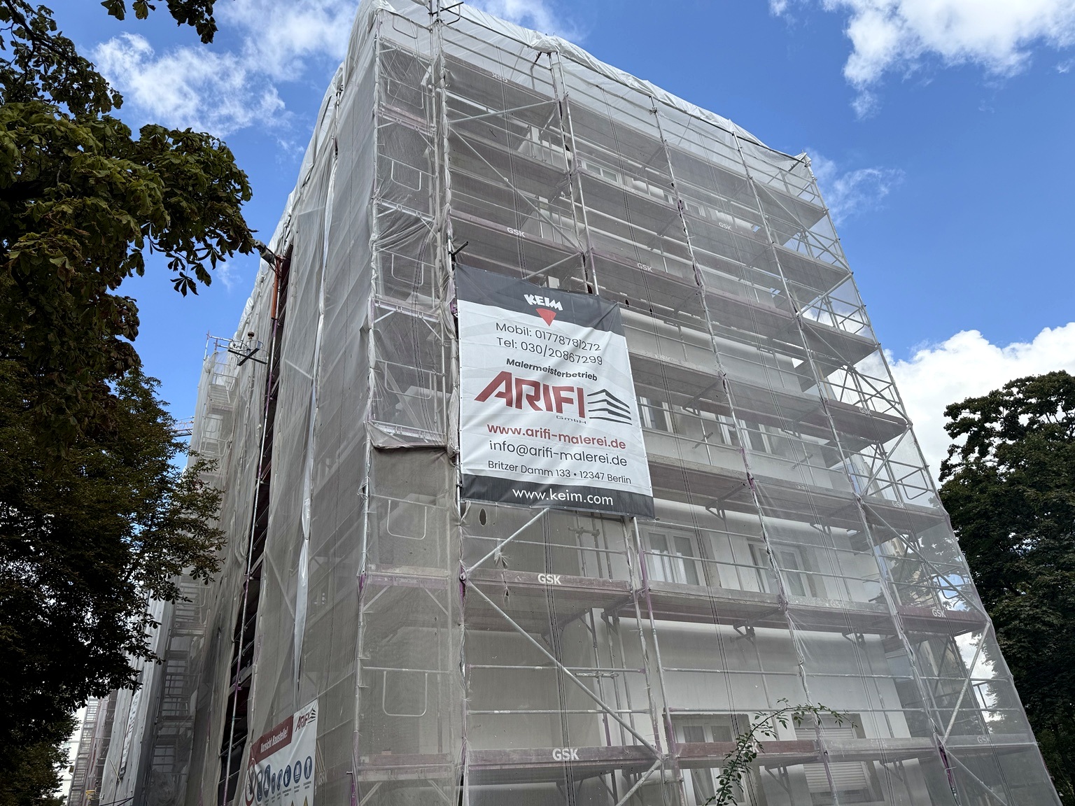 Seesener Str. 25: Gebäude mit Gerüst und ARIFI-Banner