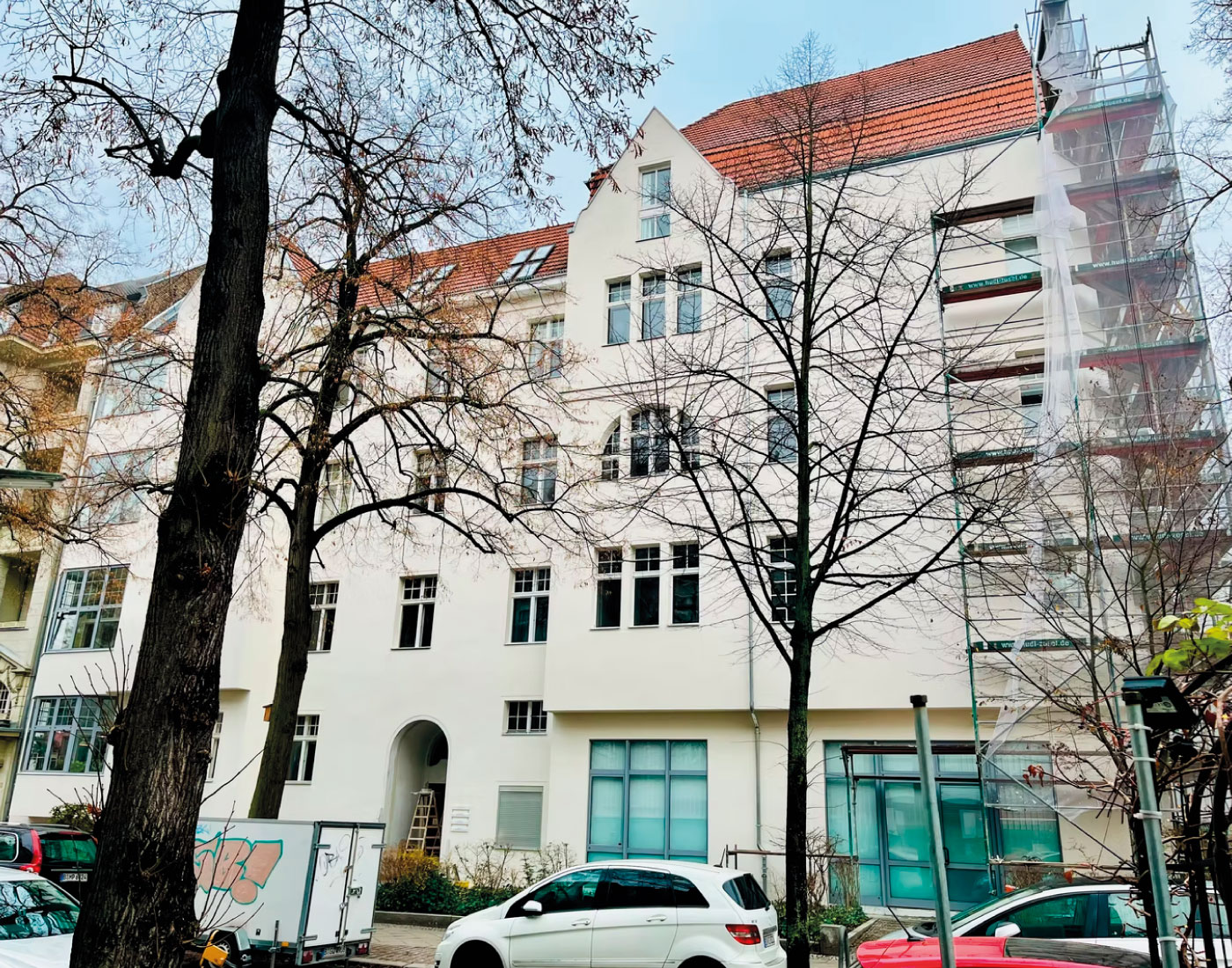 Gebäudefassade mit Baugerüst – Stubenrauchstraße 8