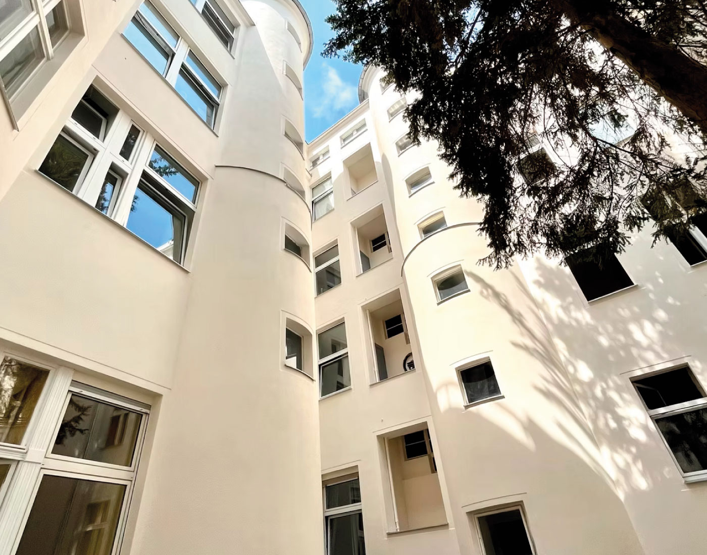 Helle Gebäudefassade mit Fenstern – Stubenrauchstraße 8