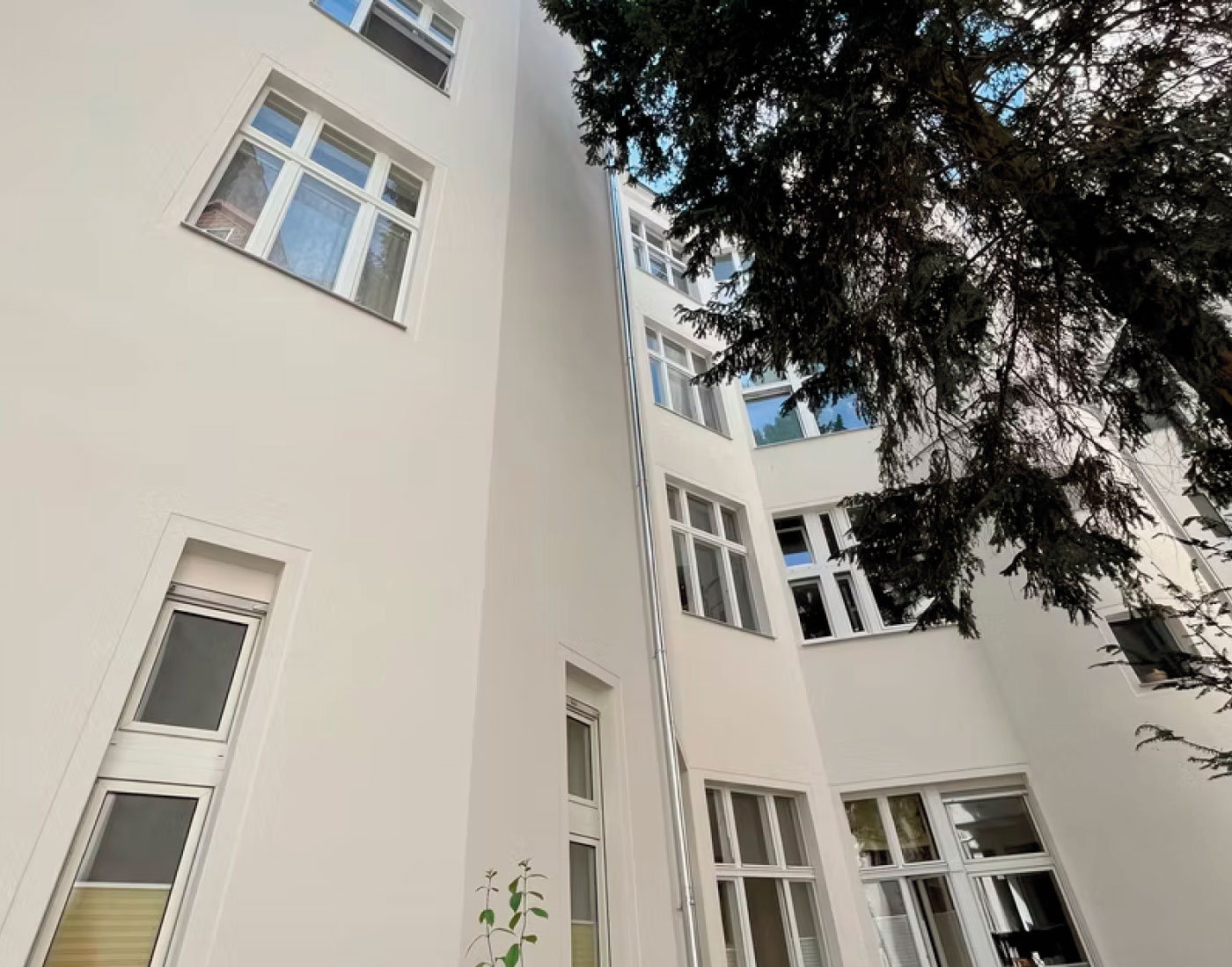 Helle Gebäudefassade mit Fenstern – Stubenrauchstraße 8