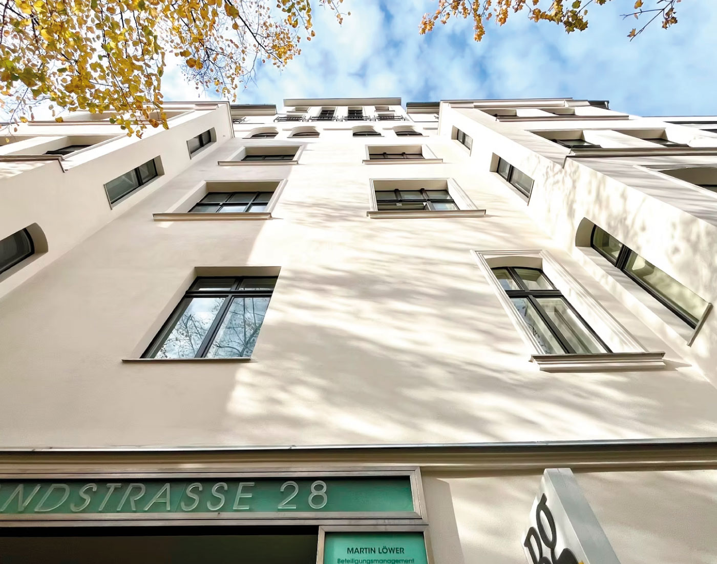 Gebäudefassade mit Fenstern und Balkonen – Uhlandstraße 28