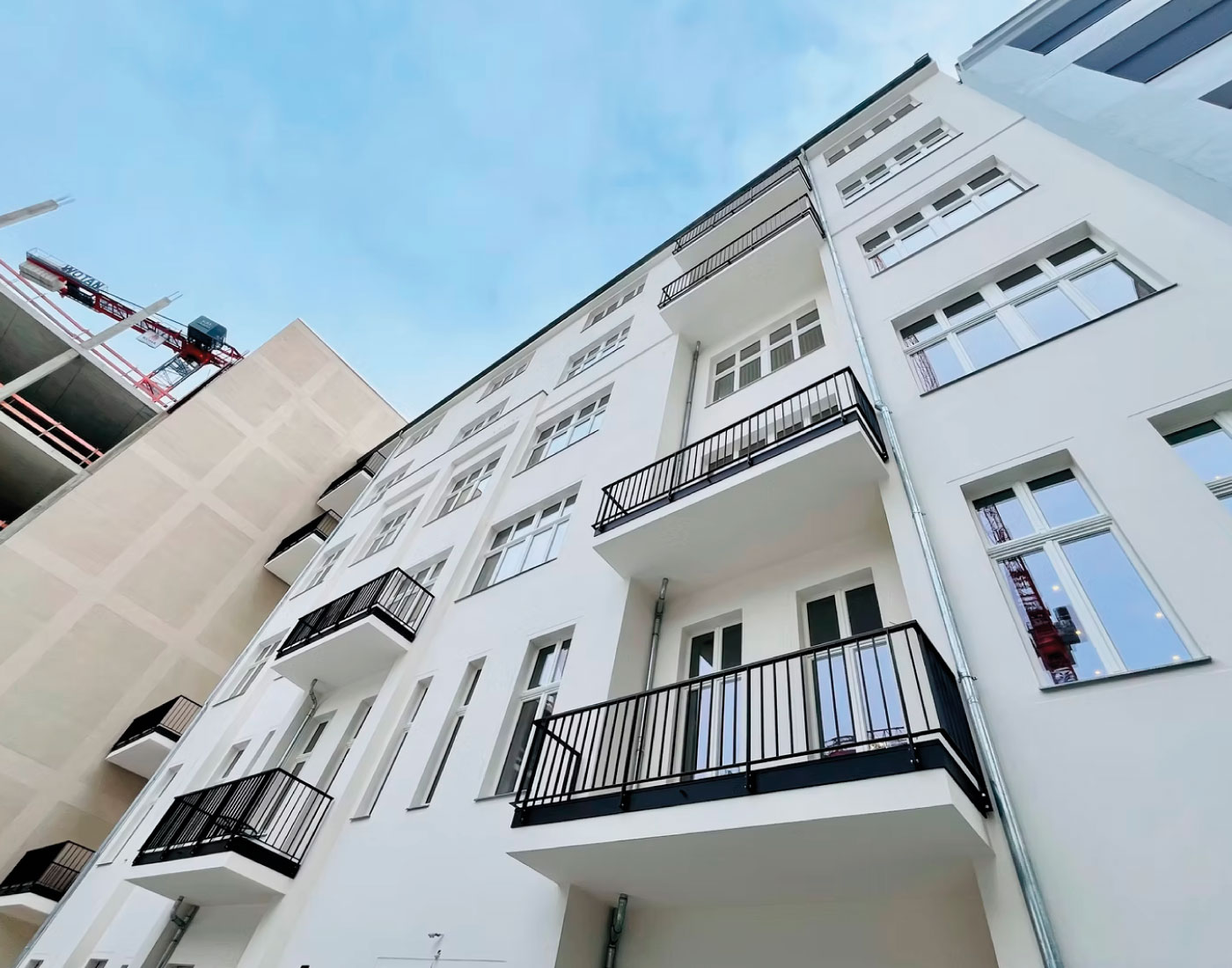 Helle Gebäudefassade mit Fenstern – Uhlandstraße 28