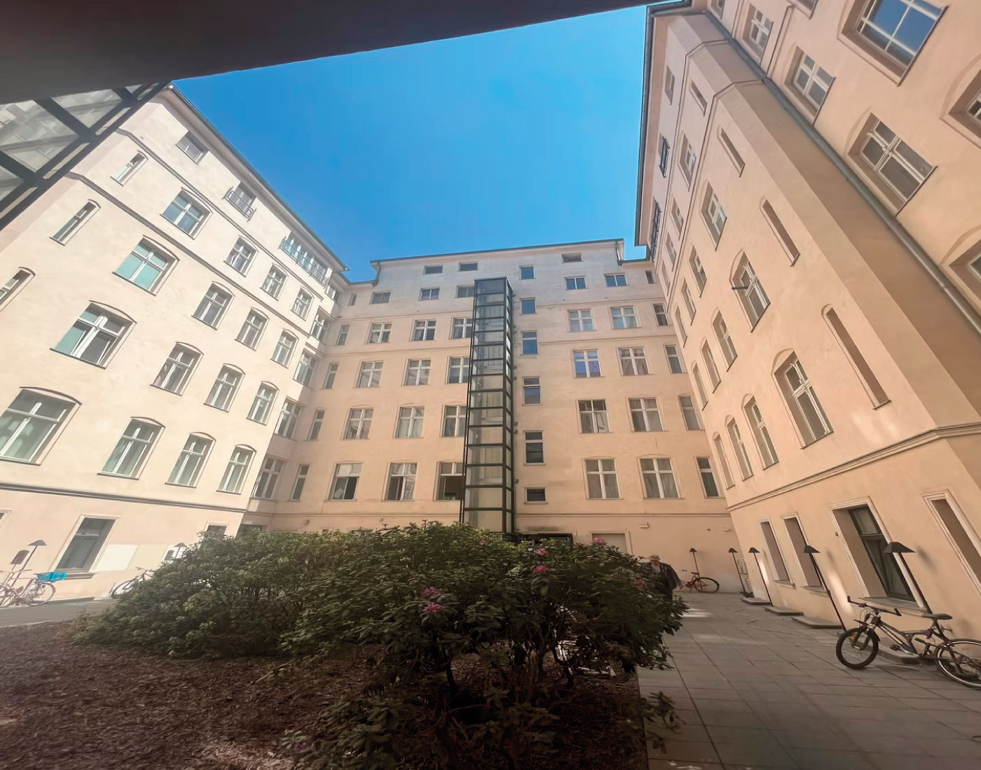 Helle Gebäudefassade mit Fenstern – Uhlandstraße 28