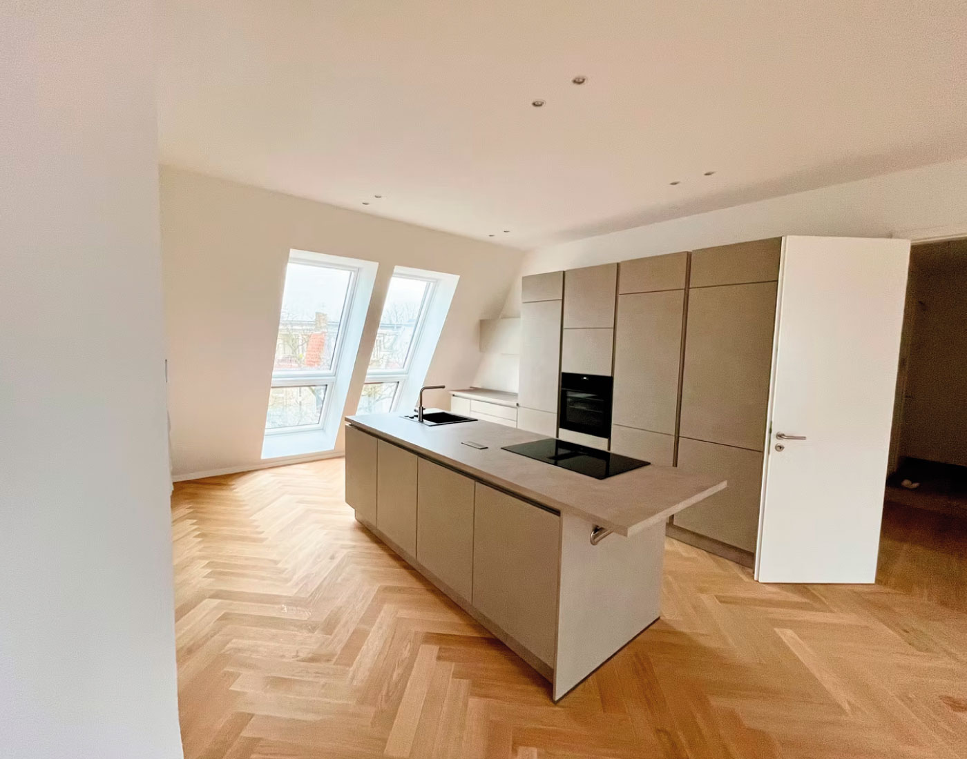Badezimmer im Dachgeschoss mit Dachfenstern – Witzlebenplatz 6